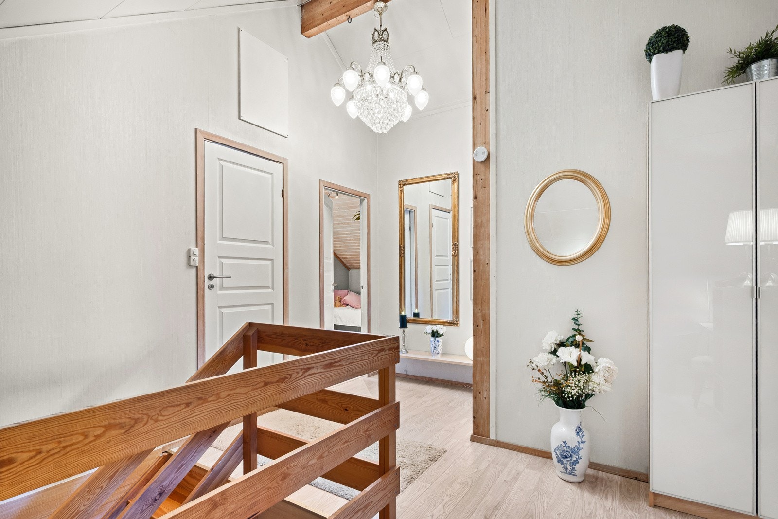 Etasjen har god takhøyde og lysmalte overflater. Galleribilde