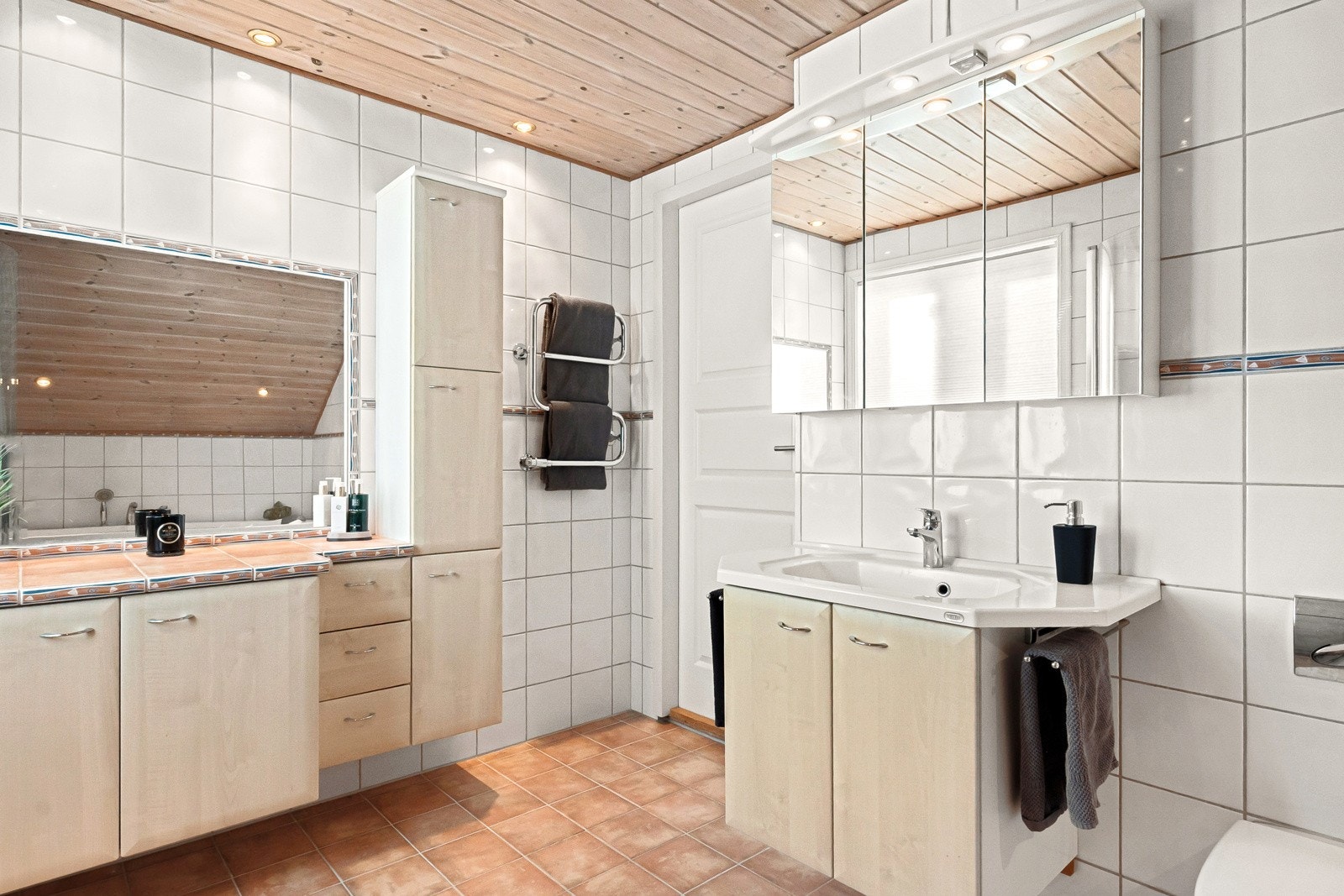 Spesielt god lagringsplass i baderomsinnredningen. Galleribilde