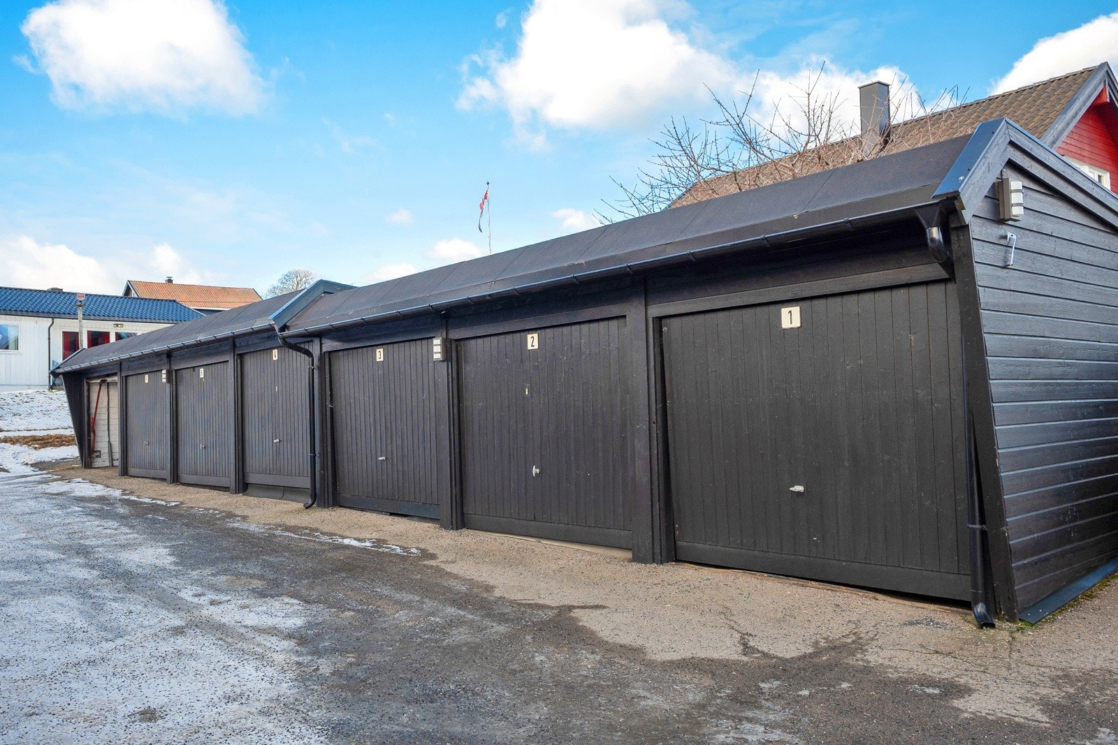 Det medfølger garasje i felles garasjerekke. Det er montert lader for elbil. Galleribilde