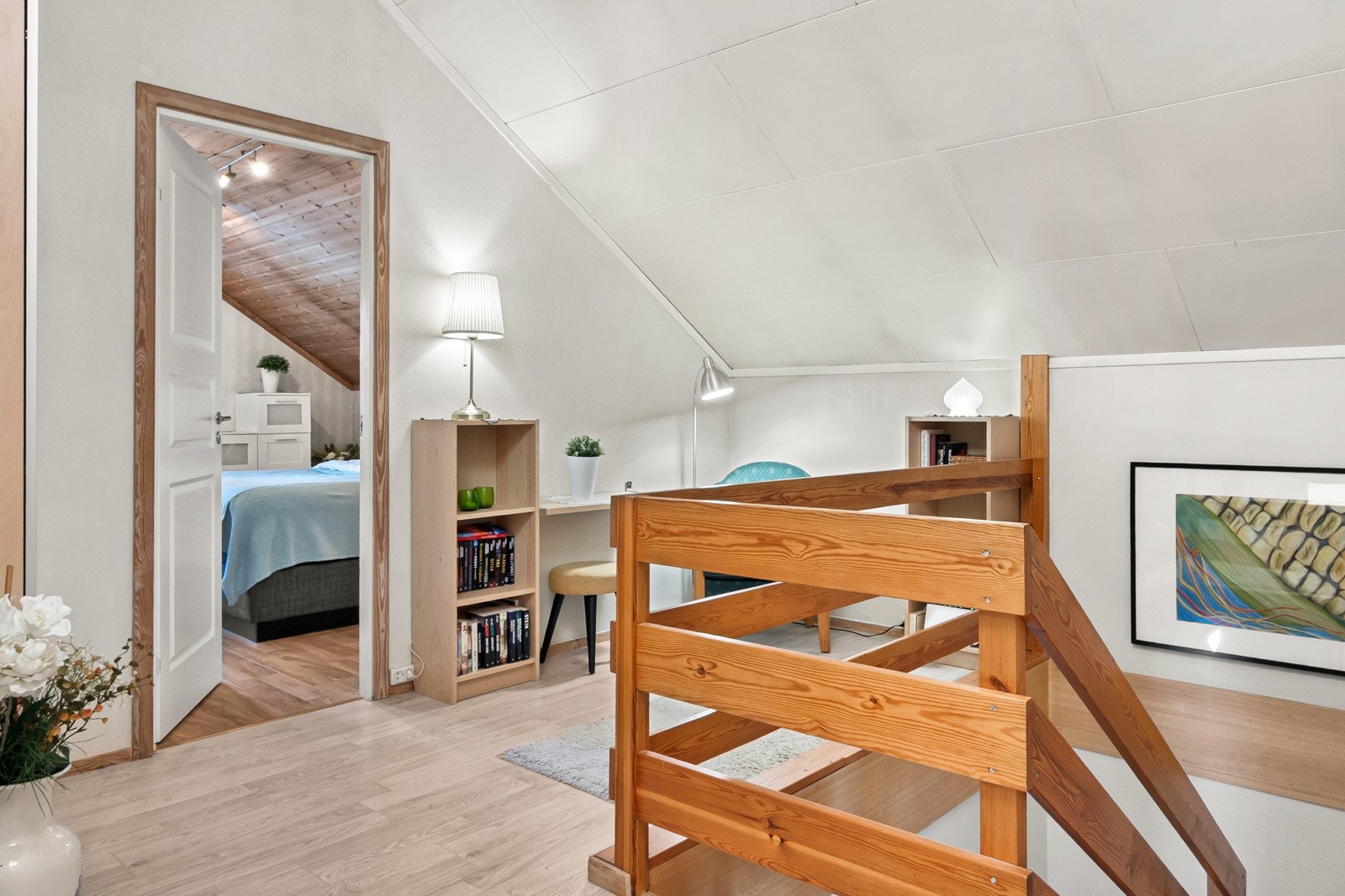 Etasjen byr på totalt tre soverom og et stort bad. Galleribilde