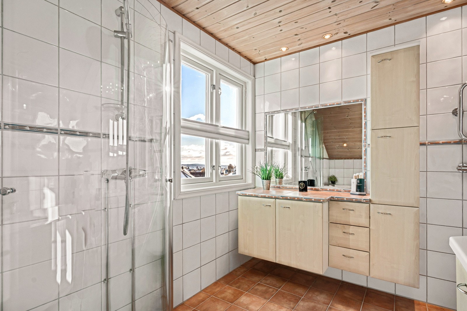 Pent, flislagt baderom med varme i gulvet. Galleribilde