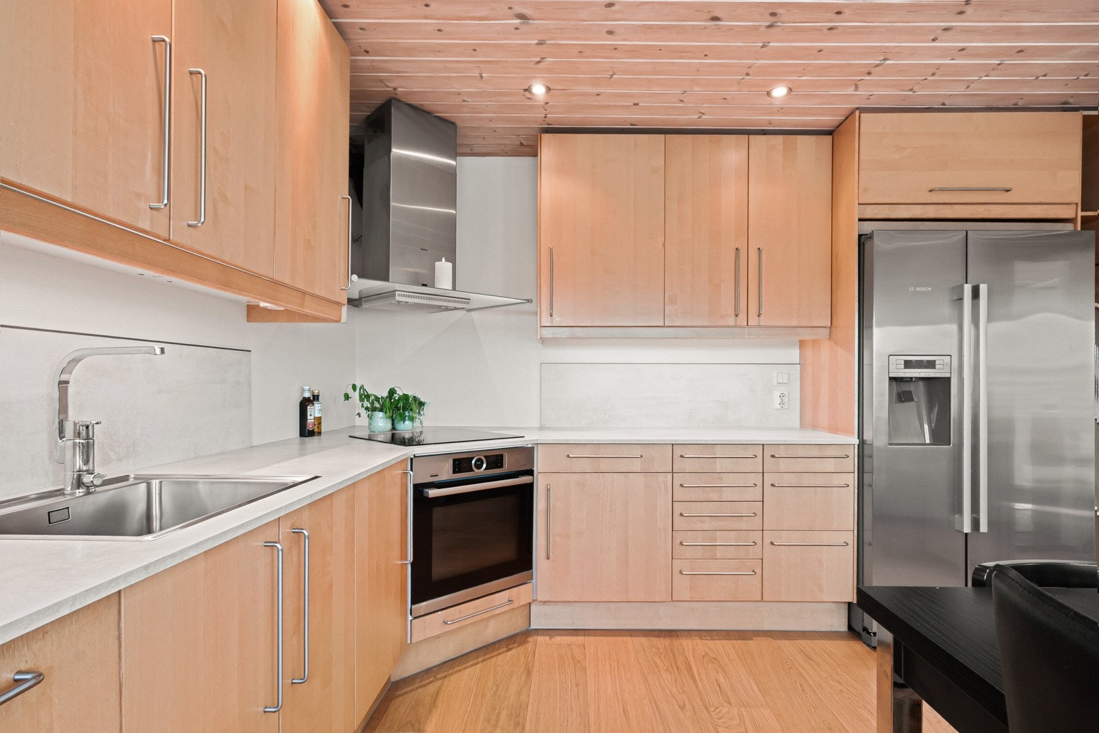 Integrerte hvitevarer som platetopp, stekeovn, oppvaskmaskin og kjøleskap med frysedel. Galleribilde