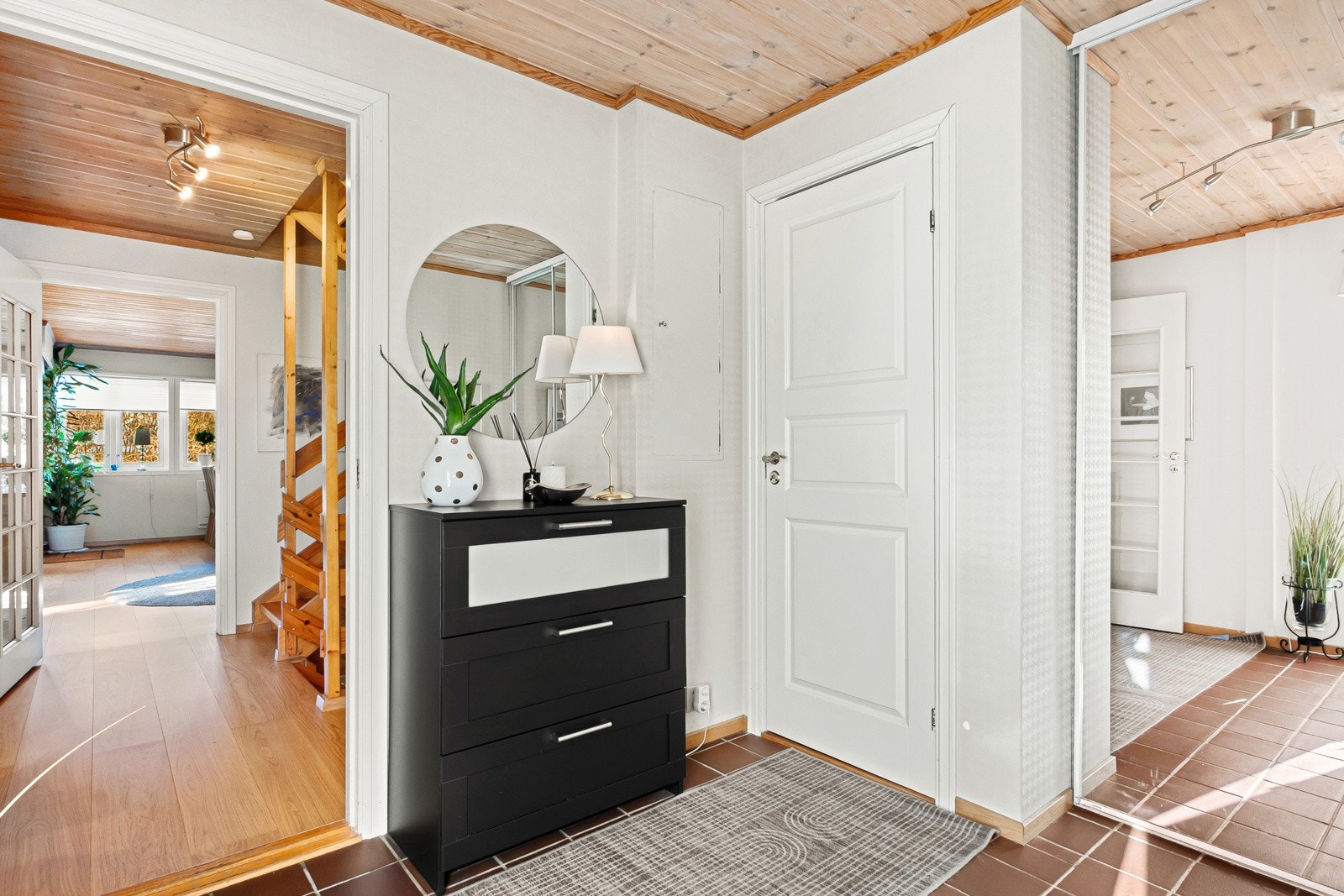 Pen, flislagt entré med oppbevaring i skyvedørsgarderobe. Galleribilde