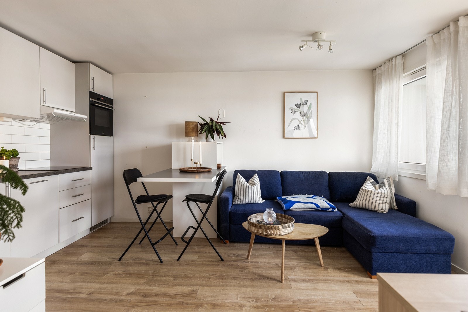 Stuen er tiltalende med god plass til sofa og tilhørende møblement. Galleribilde