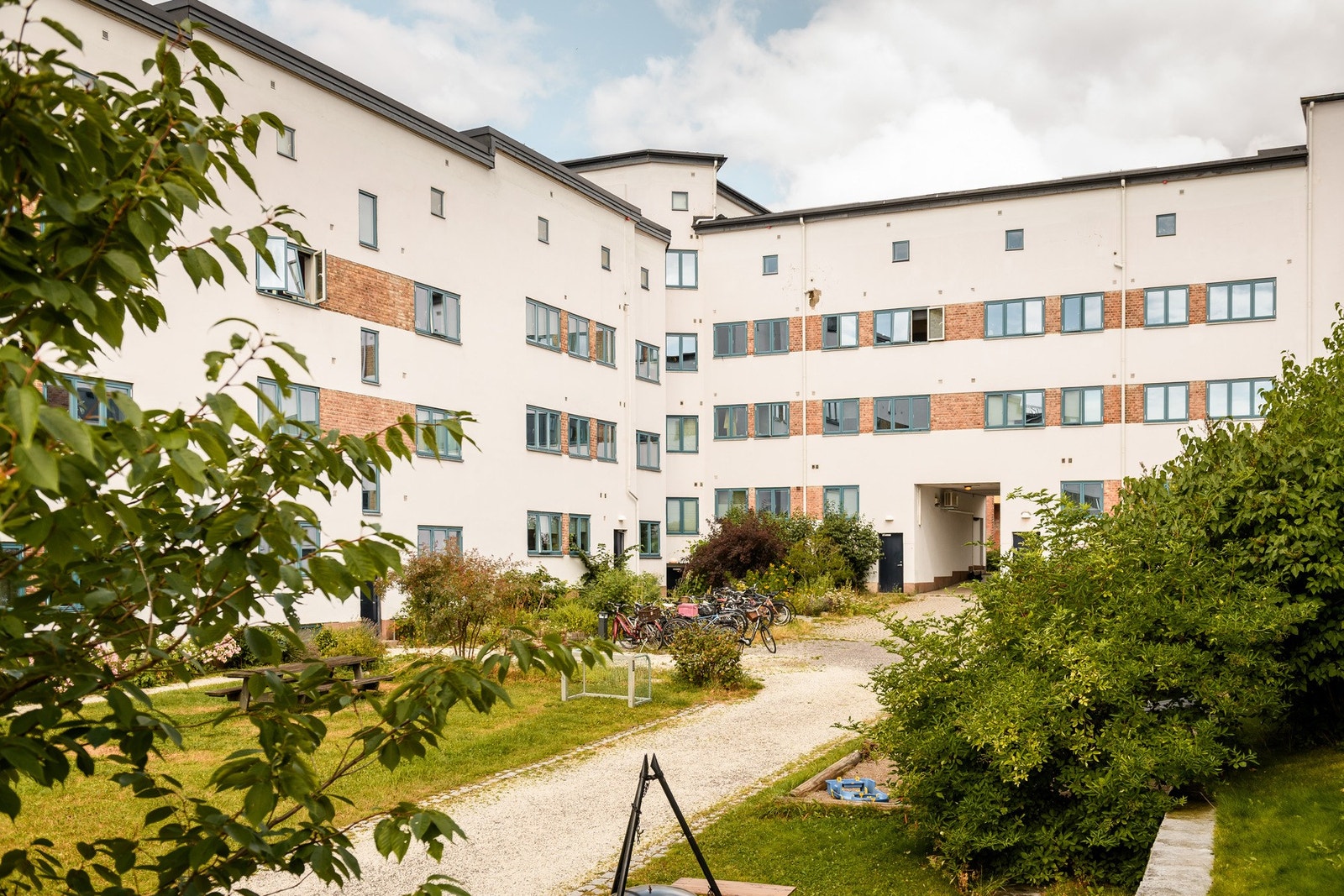 Funkisgård fra 1933 med velholdt fasade i tegl og betong og utskiftede vinduer. Galleribilde