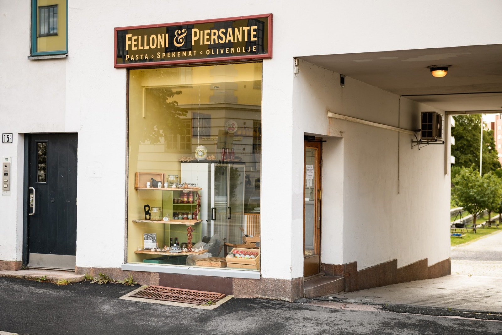 I nærbutikken Felloni & Piersante finner du et variert utvalg av egenproduserte og kortreiste produkter, inkludert fersk pasta, pølser, porchetta, spekemat, pesto og olivenoljer fra ulike regioner i Italia. Galleribilde