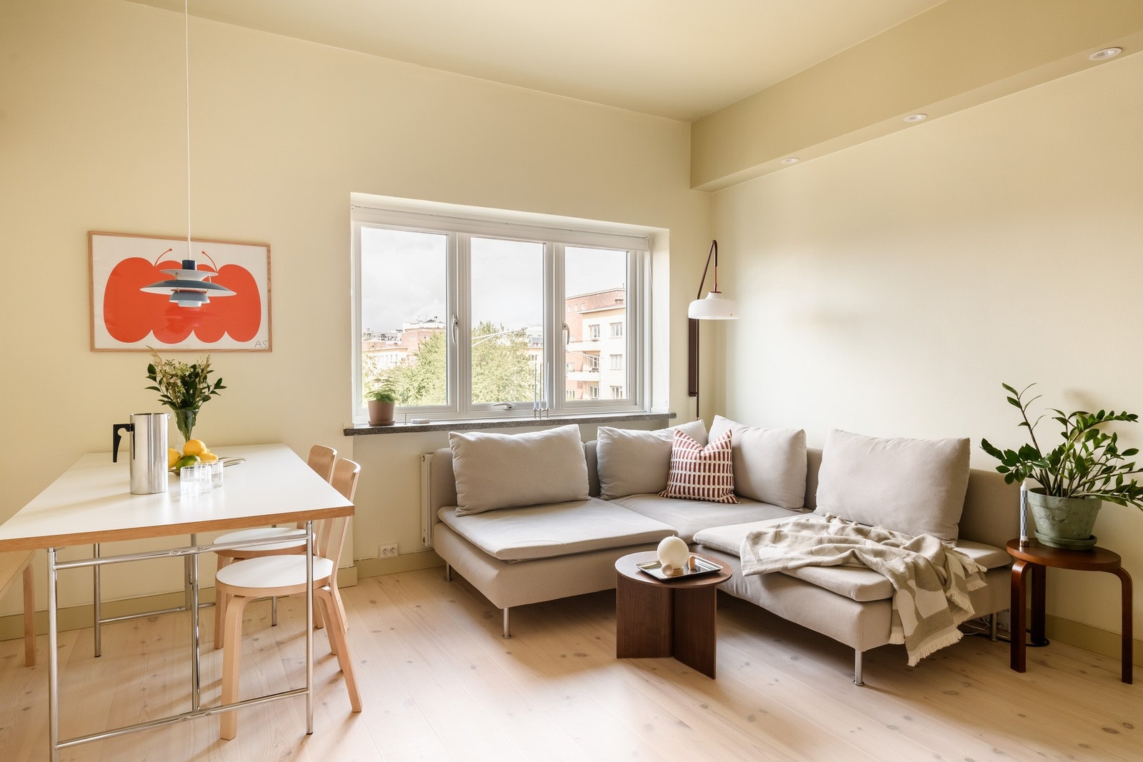 Lys og romslig stue med vestvendt vindu, nymalte overflater og plass til sofa og spisebord. Galleribilde