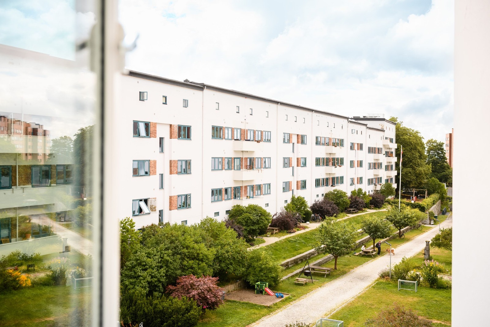 Utsikt til pent opparbeidet og frodig bakgård. Galleribilde