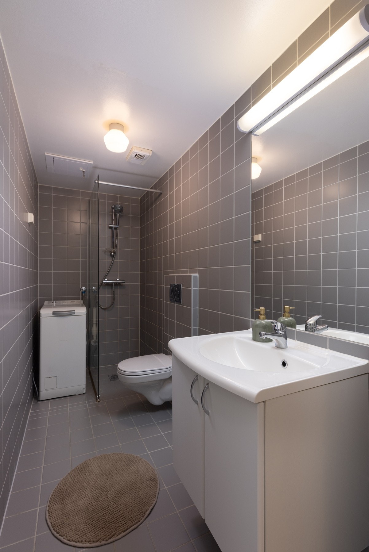 Det er varmekabler i gulvet og opplegg for vaskemaskin. Galleribilde