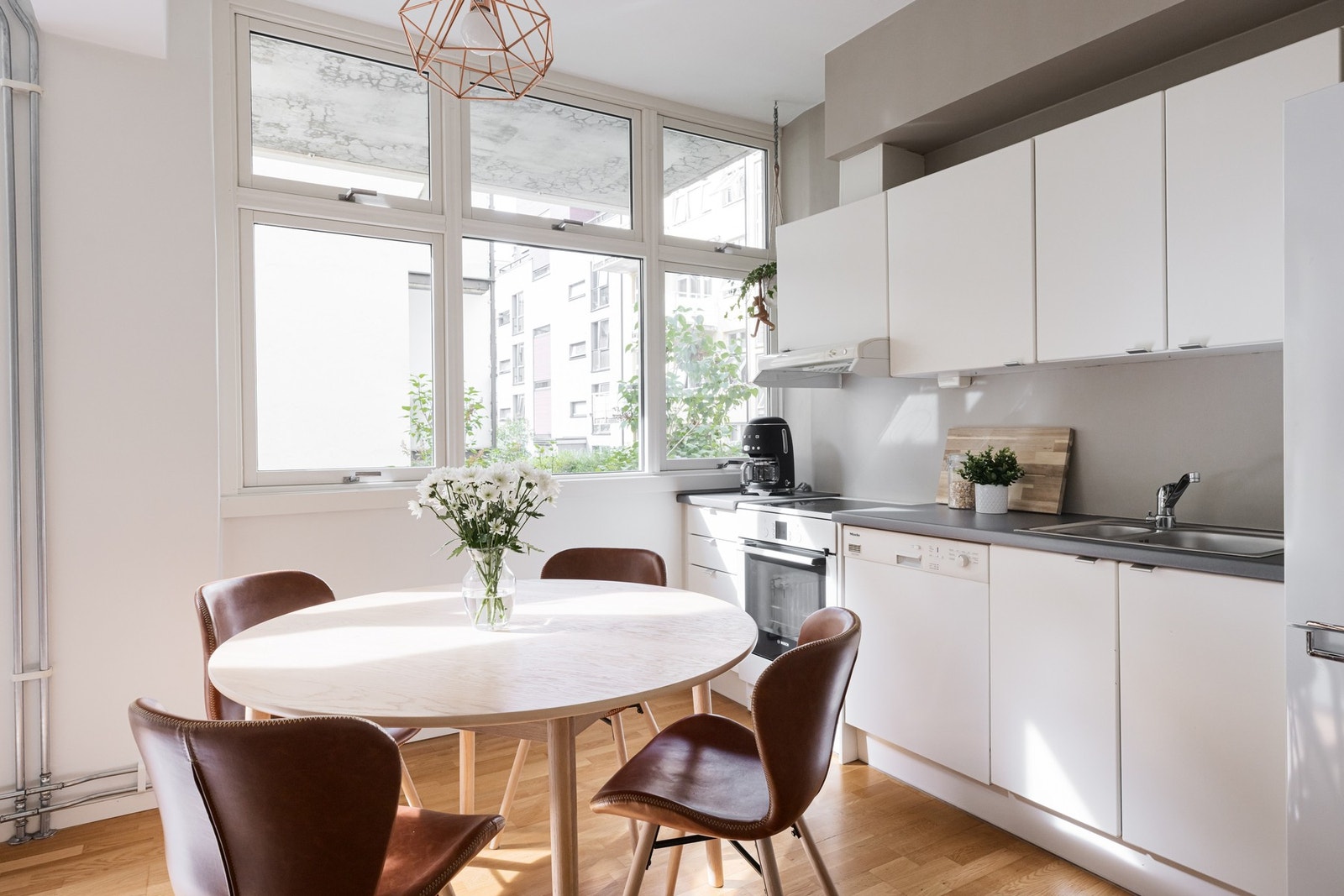 Tidsmessig innredning med en fin kombinasjon av skap- og benkeplass. Galleribilde