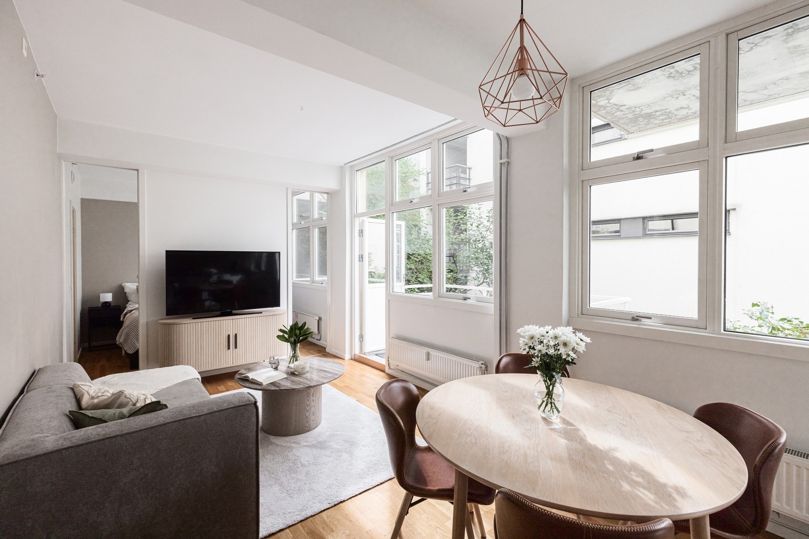 Leiligheten har rikelig med naturlig lysinnslipp, som bidrar til et trivelig hjem. Galleribilde