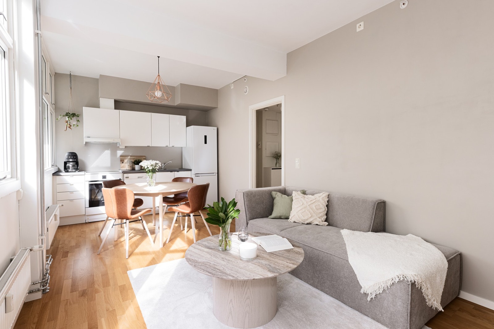 Den åpne løsningen mellom stuen og kjøkkenet gir et sosialt allrom. Galleribilde