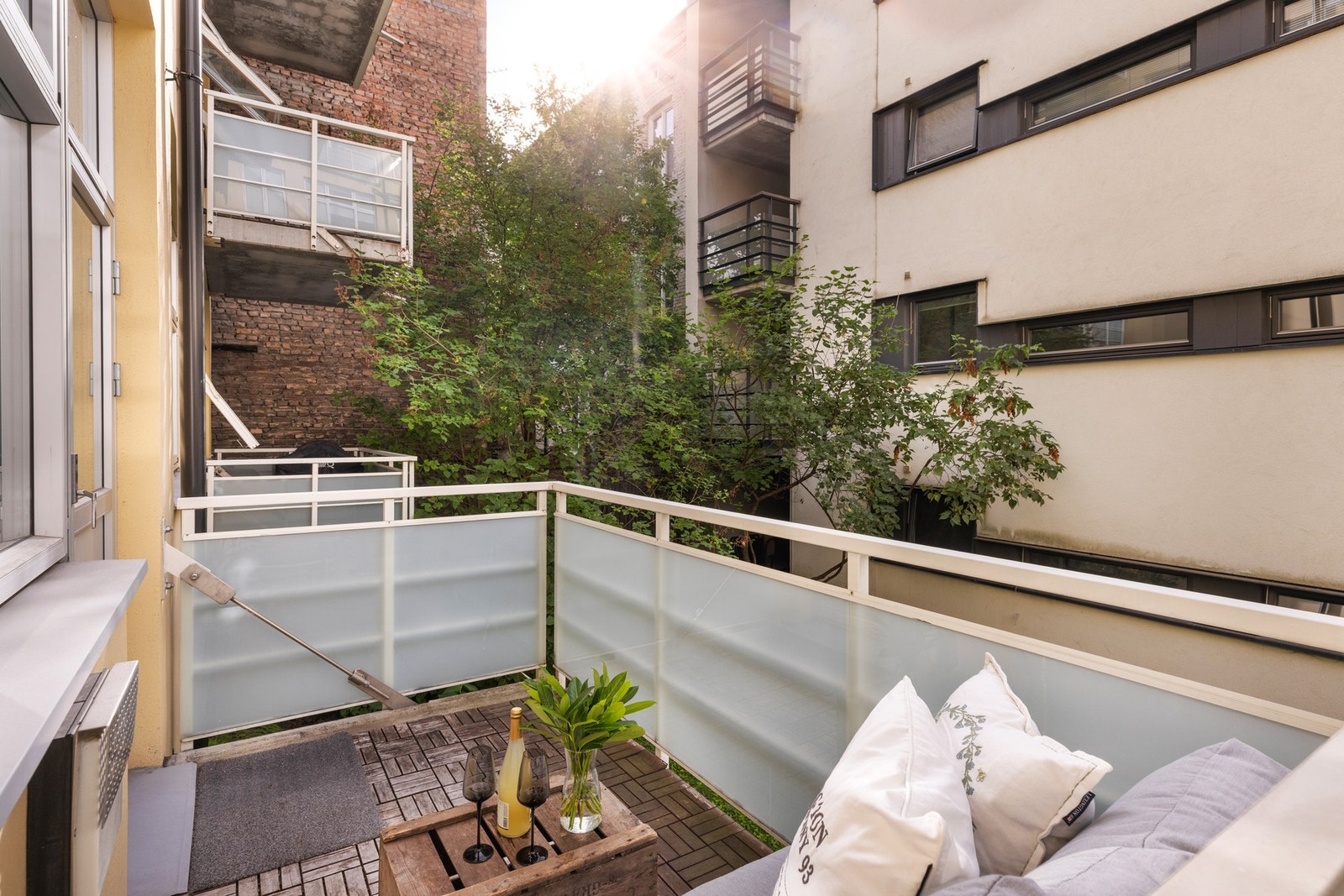 Balkongen vil fungere som en forlengelse av stuen på vår- og sommerhalvåret. Galleribilde