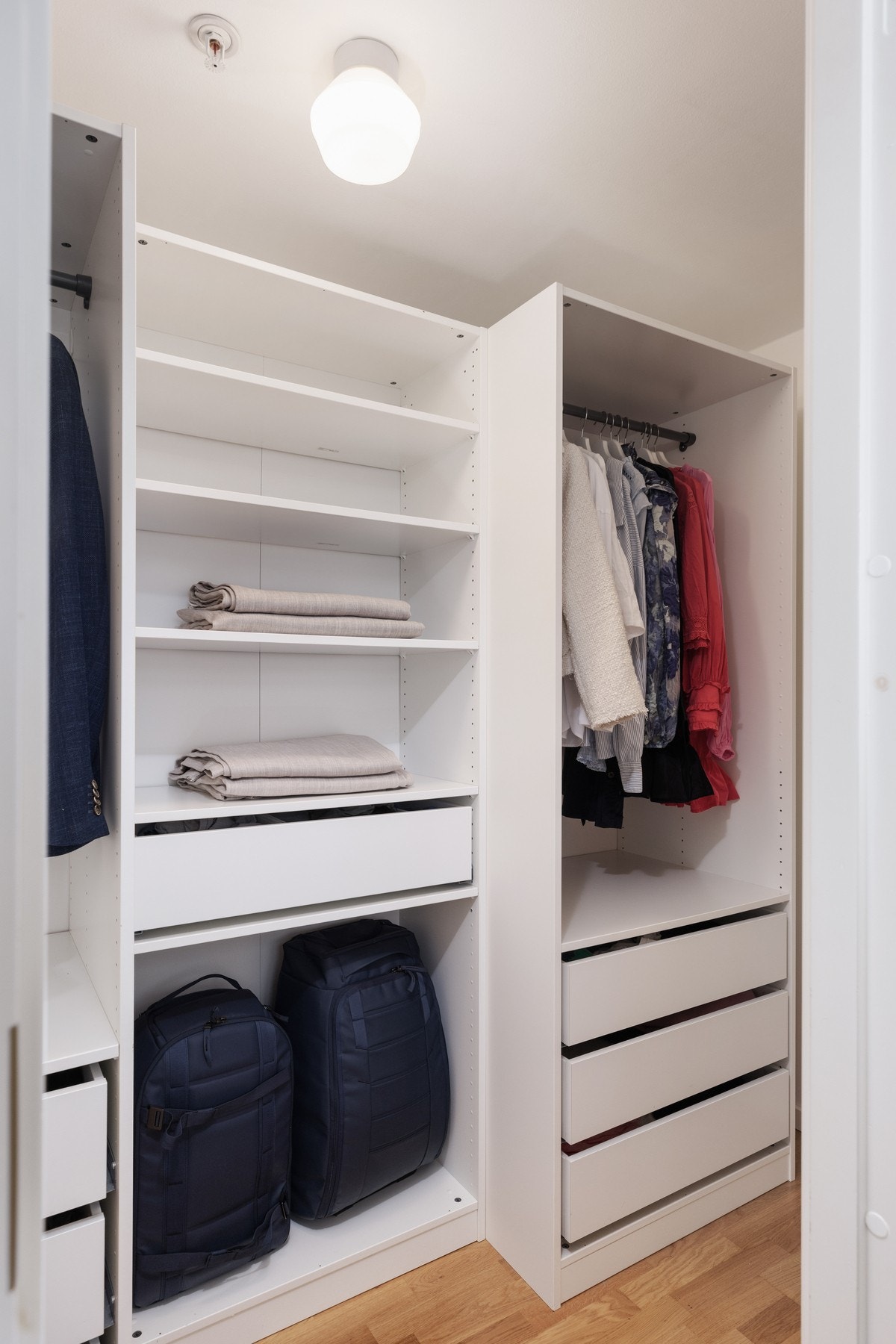 Rikelig med oppbevaringsplass i walk-in garderobe. Galleribilde