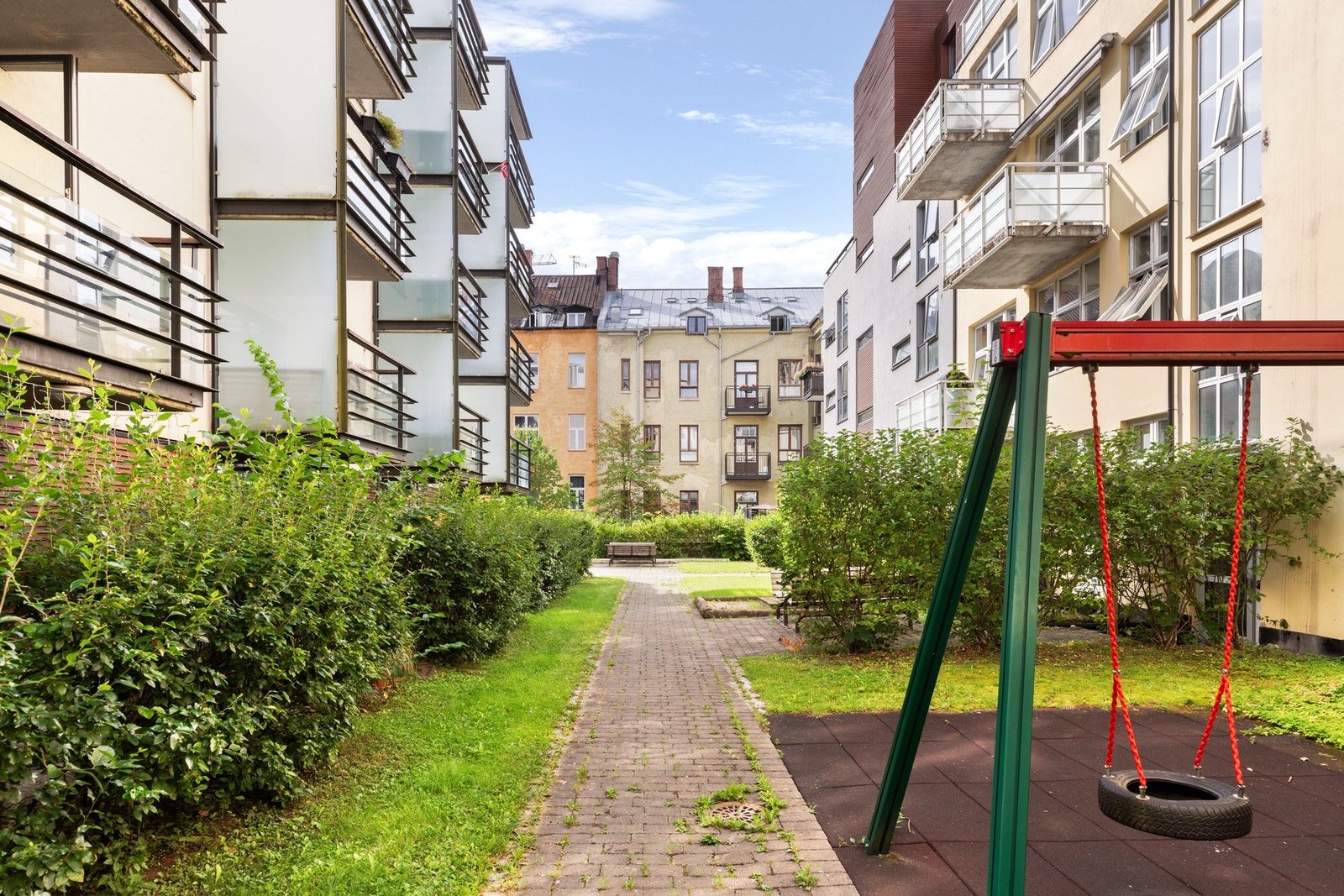 Bakgården er opparbeidet med lekeplass og sittegrupper. Galleribilde