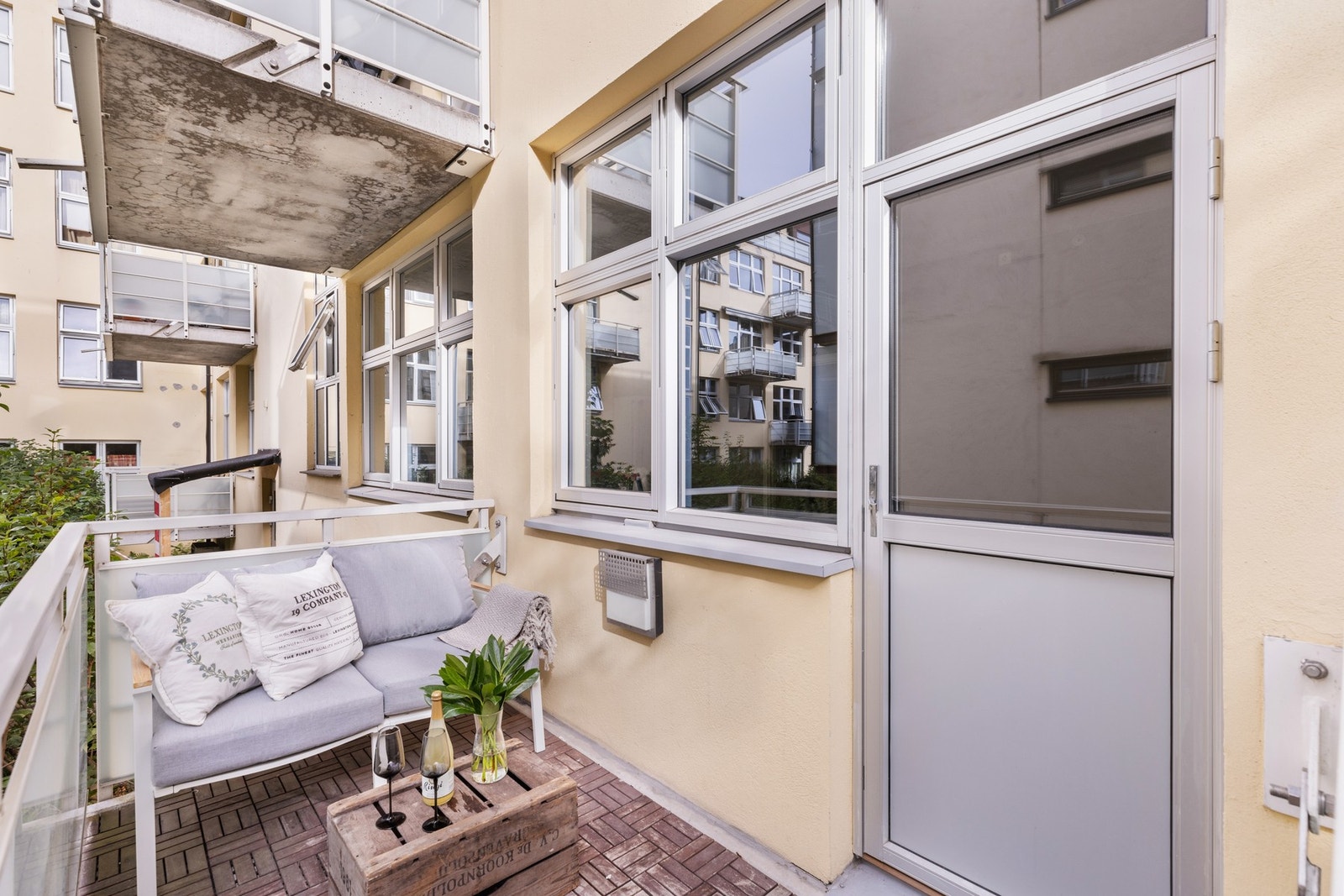 Det er god plass til ønsket utemøblement. Galleribilde