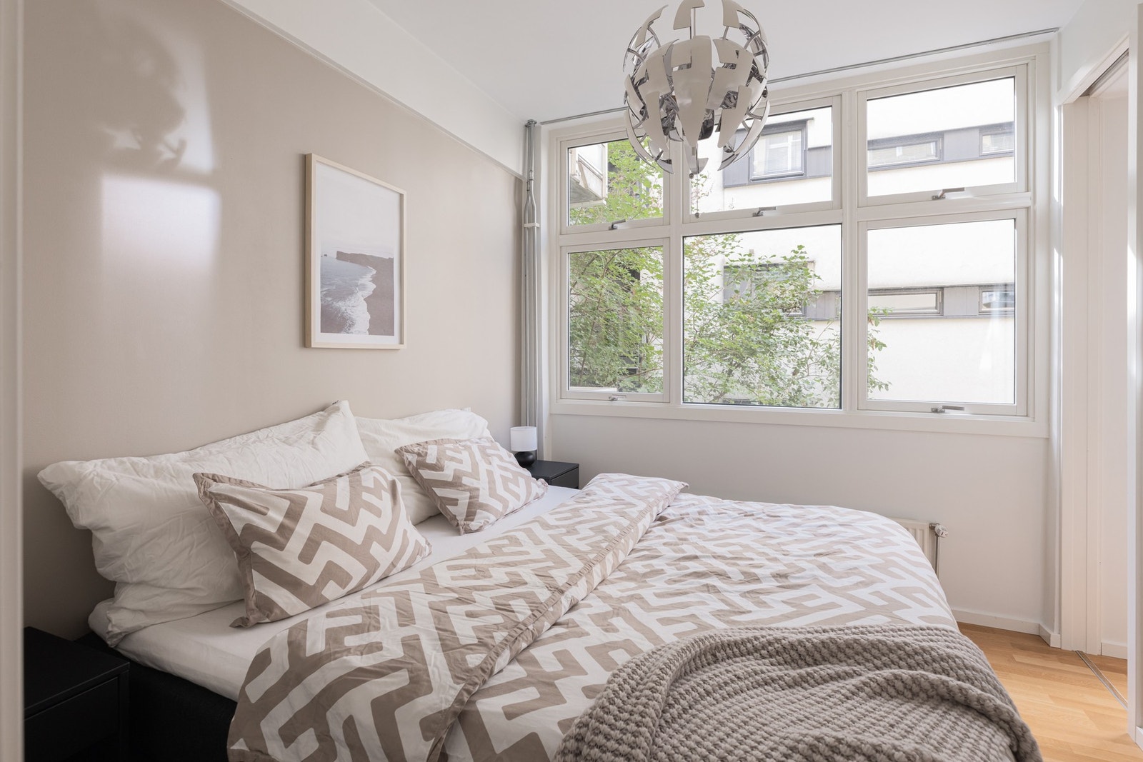 Her er det god plass til stor dobbeltseng og tilhørende nattbord på hver side. Galleribilde