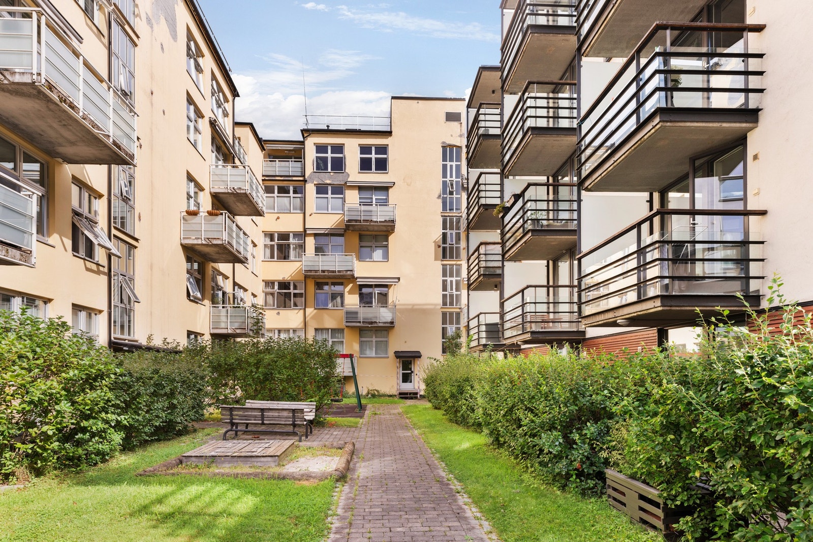 Borettslaget har pen felles bakgård. Galleribilde