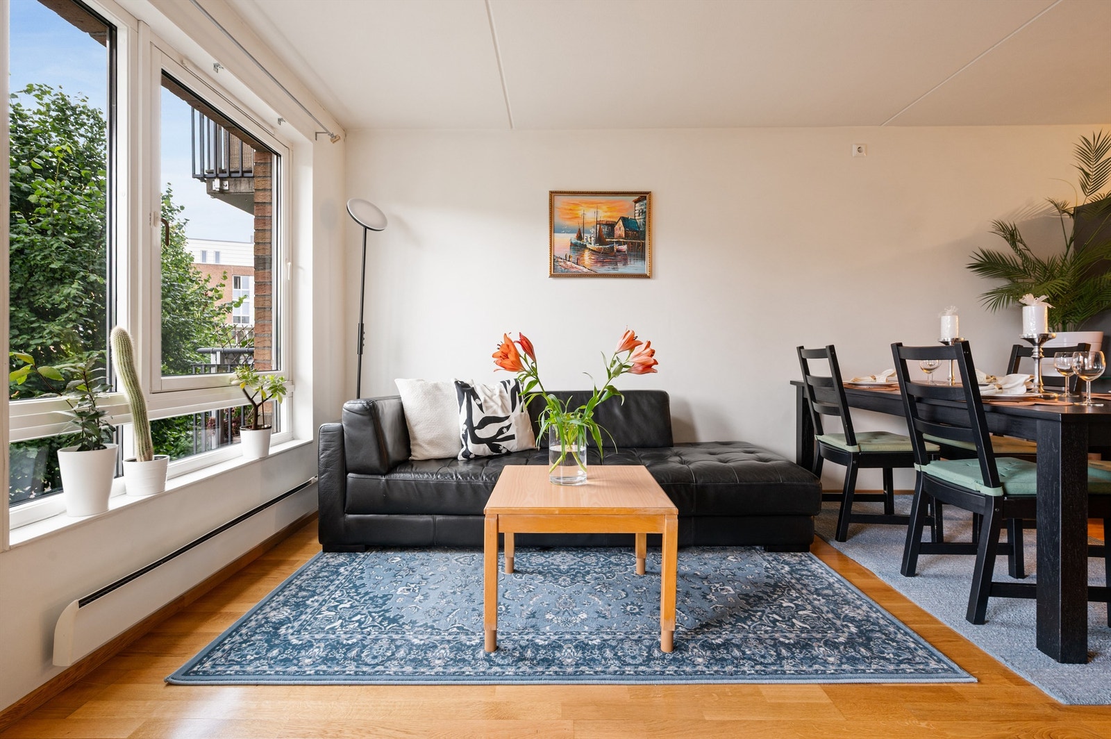 Det er store vindusflater som slipper inn rikelig med lys og skaper en lys og luftig atmosfære i stuen. Galleribilde