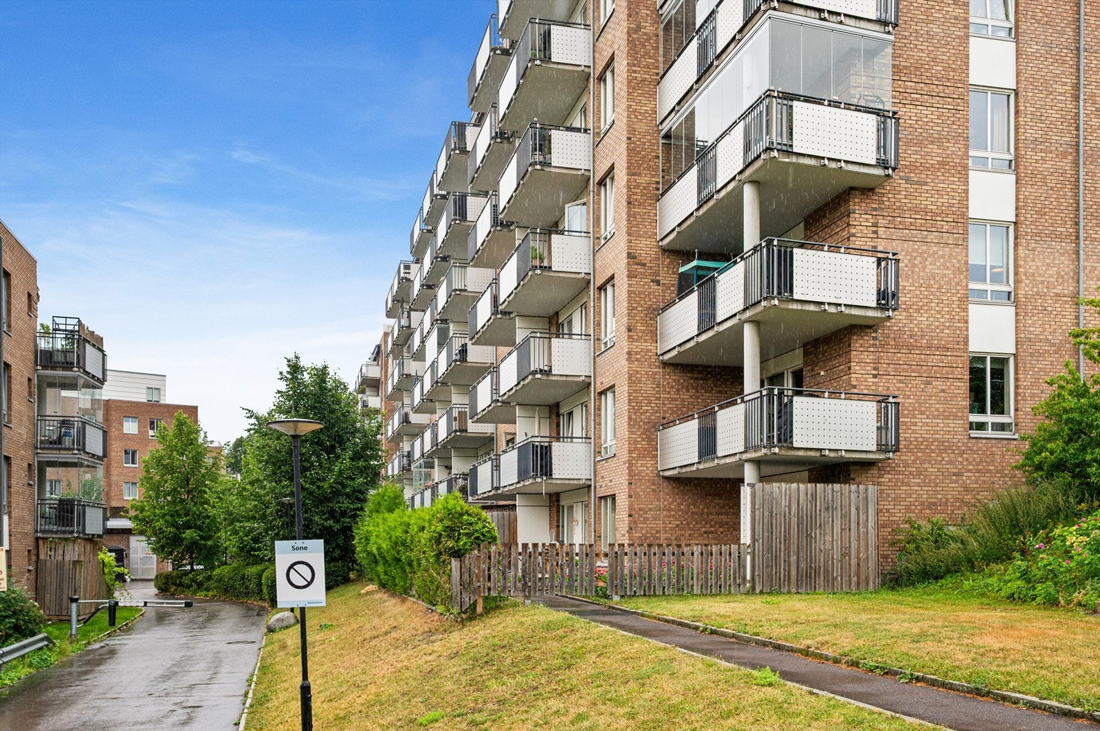 Området er omringet av flotte grøntarealer med mulighet for fine turopplevelser i Svartdalsparken, Alnaelva med sti ned til Kværnerdalen, og en hyggelig spasertur til idylliske Østensjøvannet. Galleribilde