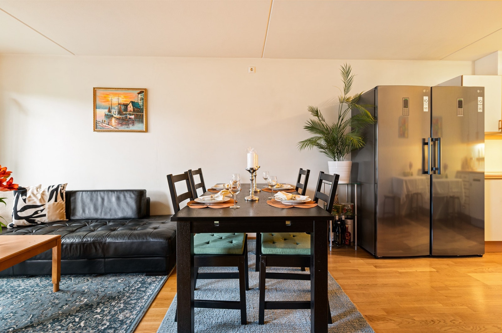 I fin overgang mellom stue og kjøkken er det en naturlig plass for å innrede med et spisebord. Galleribilde