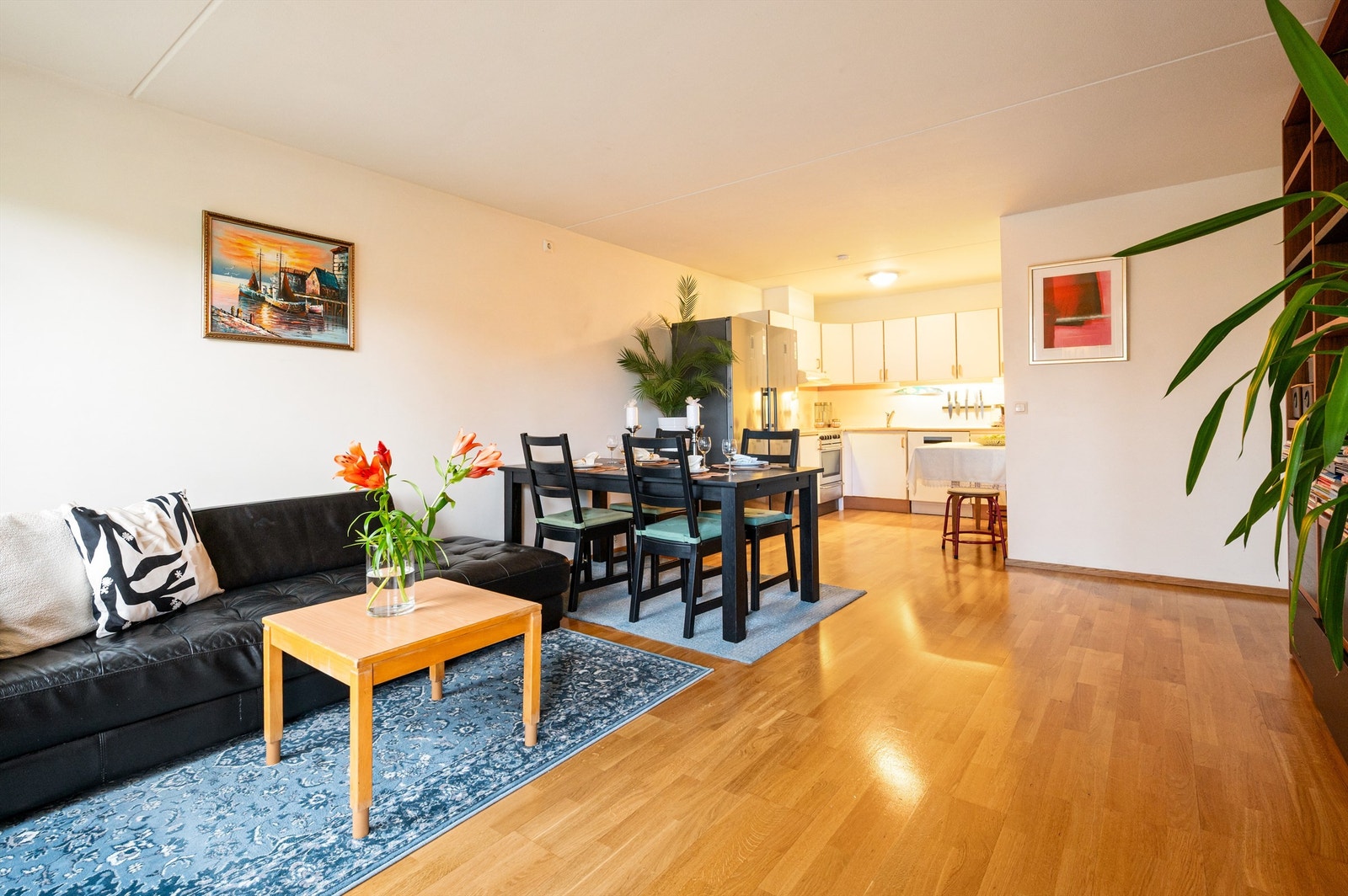 Stuen er romslig med god planløsning og kan enkelt innredes med en hyggelig sofagruppe med tilhørende sofabord og annet ønskelig stuemøblement. Galleribilde