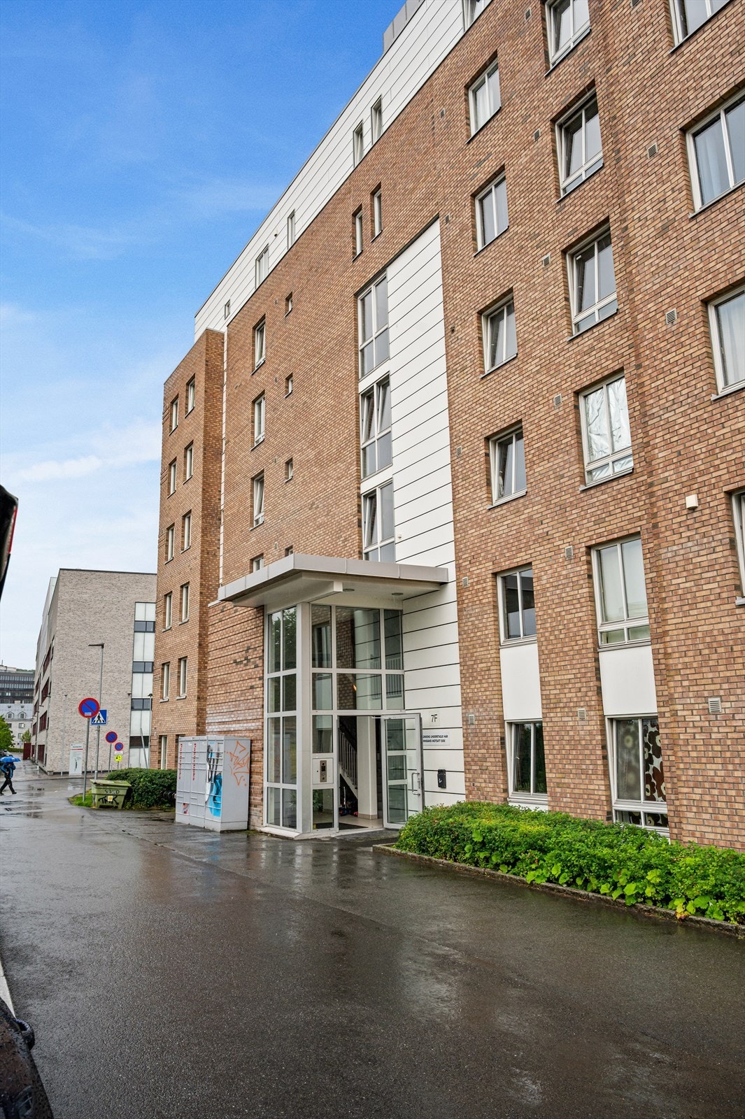 Leiligheten ligger i et idyllisk og attraktivt boligområde på Etterstad, med kort avstand fra Oslo sentrum med kollektivt. Sentralt i forhold til Oslo sentrum, samtidig som det ligger godt tilbaketrukket med ypperlige turmuligheter langs Alnaelva. Galleribilde