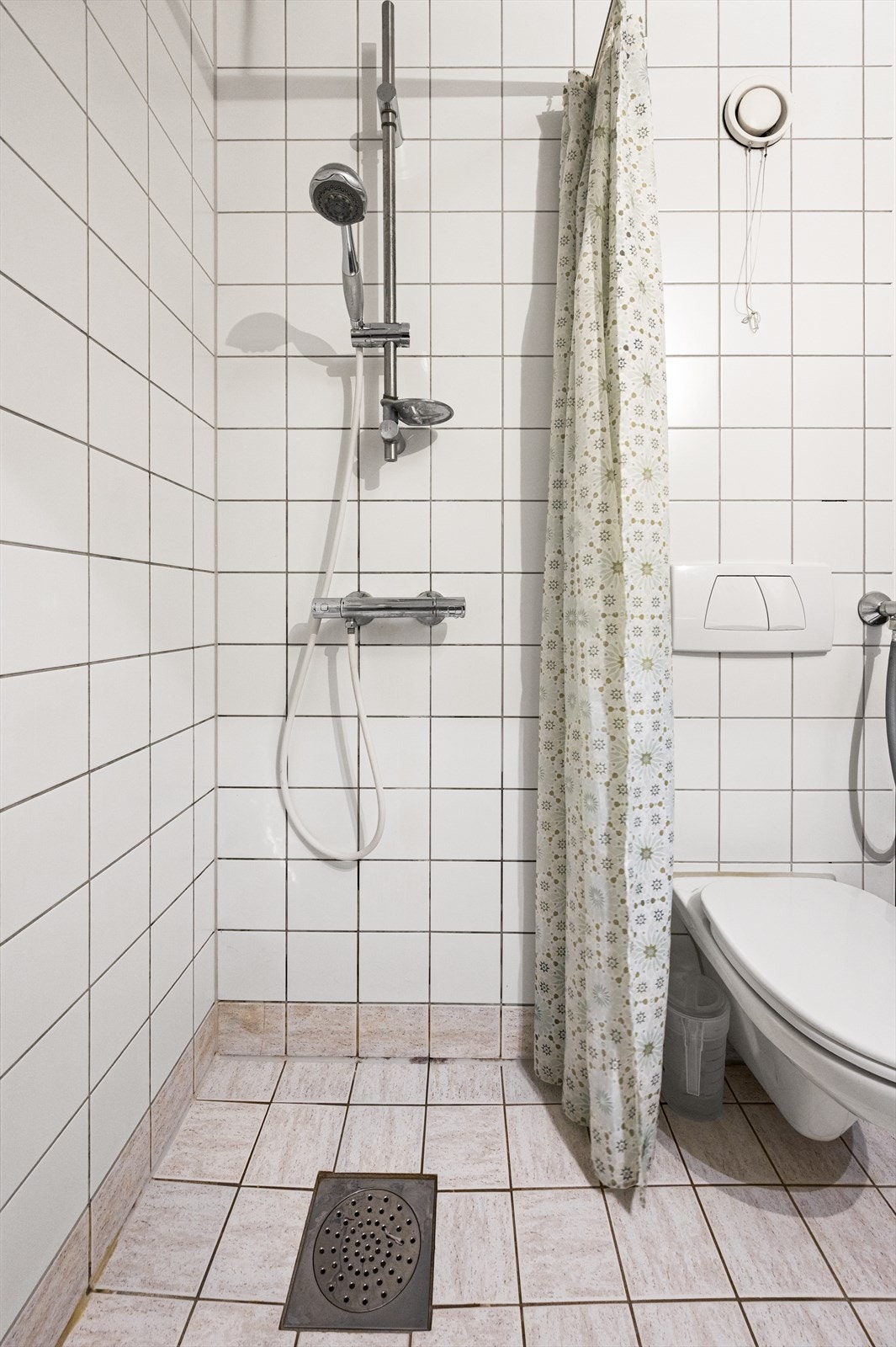 Videre har badet vegghent klosett og dusj. Det er opplegg for vaskemaskin. Galleribilde