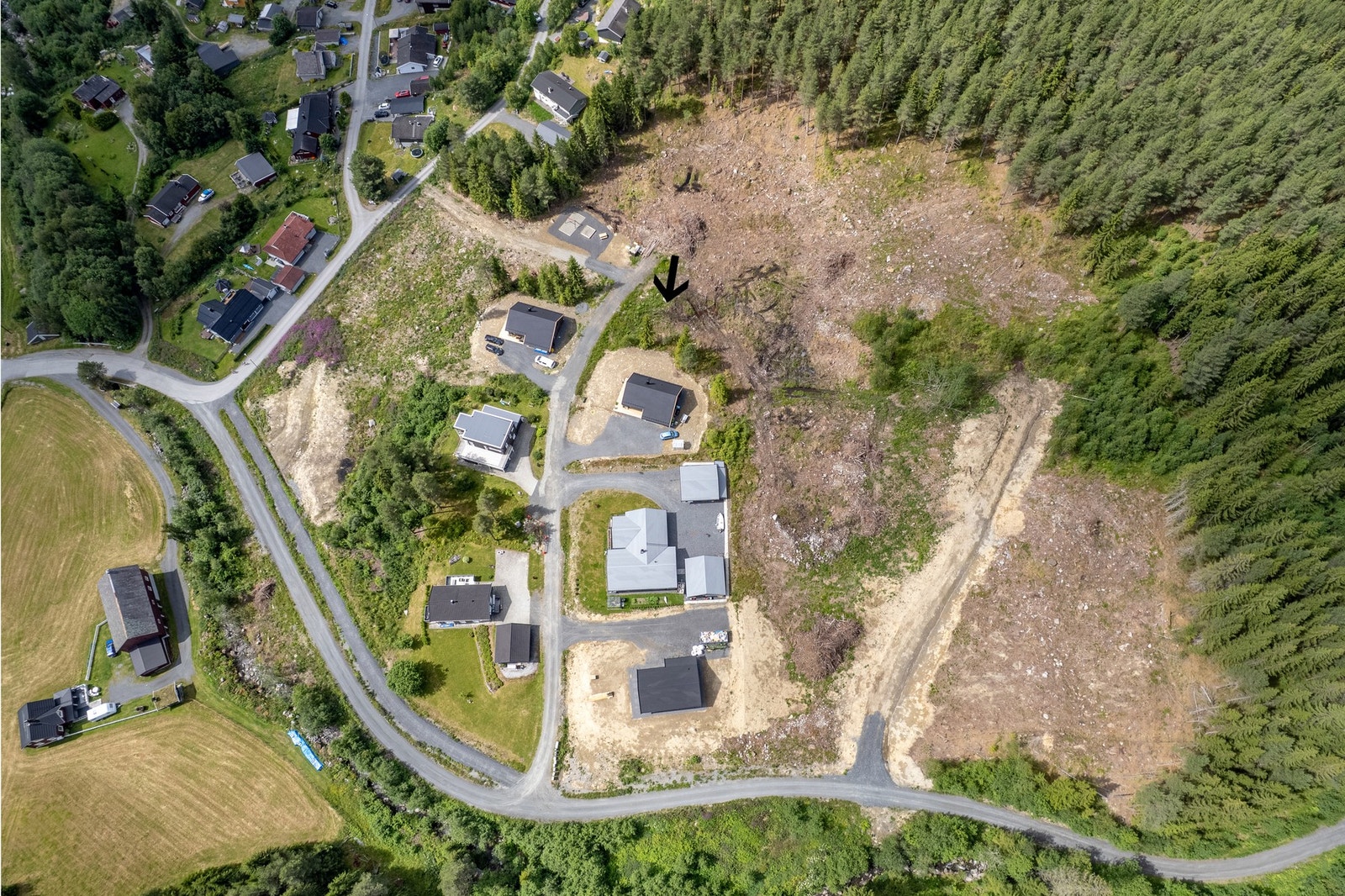 Pil viser plassering av eiendommen på området. Byggingen er i gang, og estimert overtagelse er 1.kvartal 2026. Galleribilde