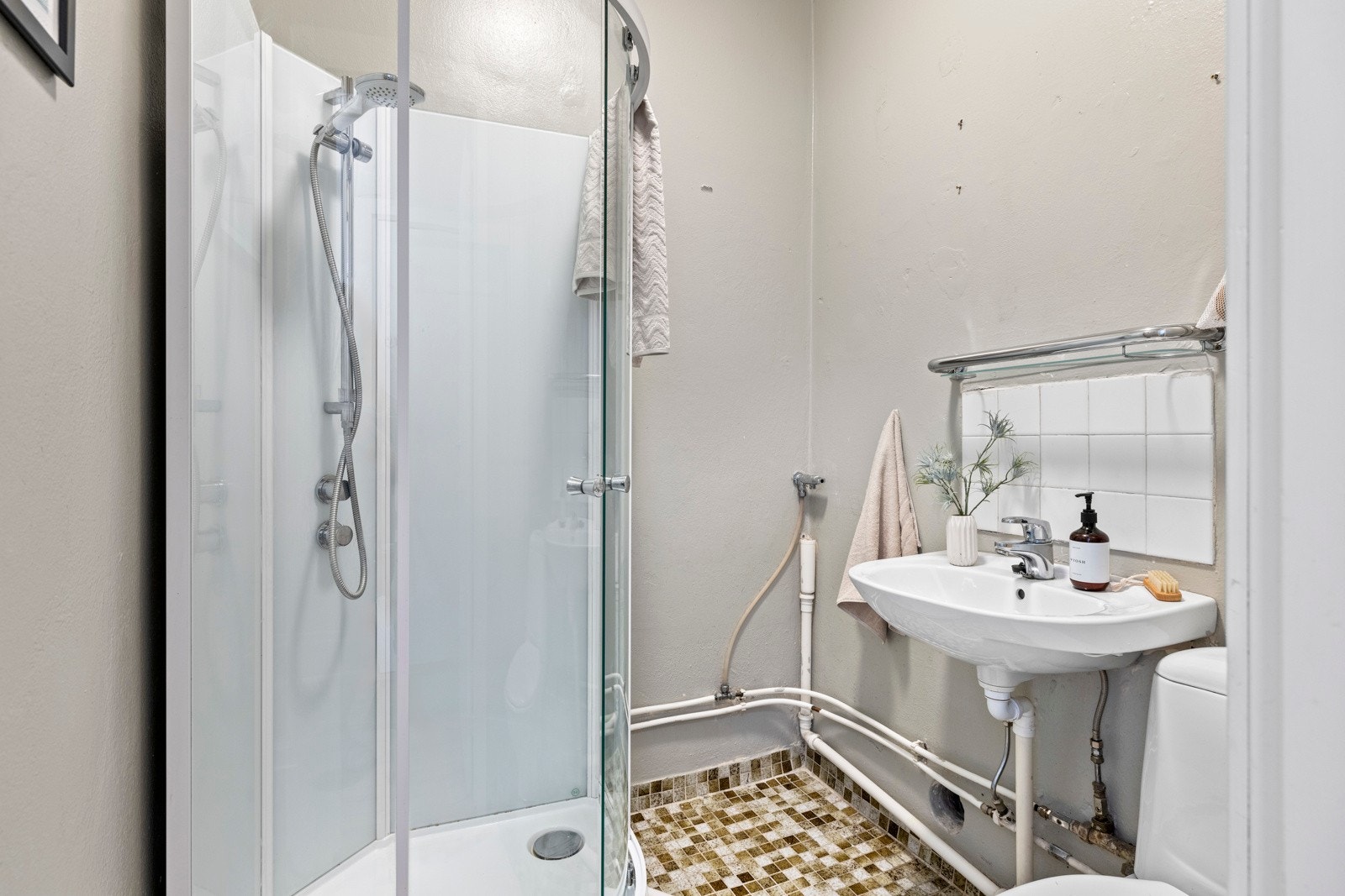 Leiligheten har et eldre flislagt bad. Oppussing må påregnes for å fylle dagens krav. Galleribilde