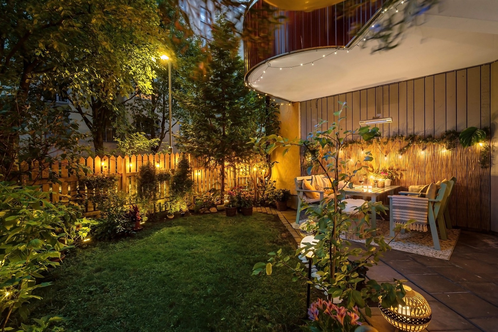 Leiligheten har et herlig uteareal med markterrasse og tilgang til hageparsell som vender mot bilfrie "lekegata". Galleribilde