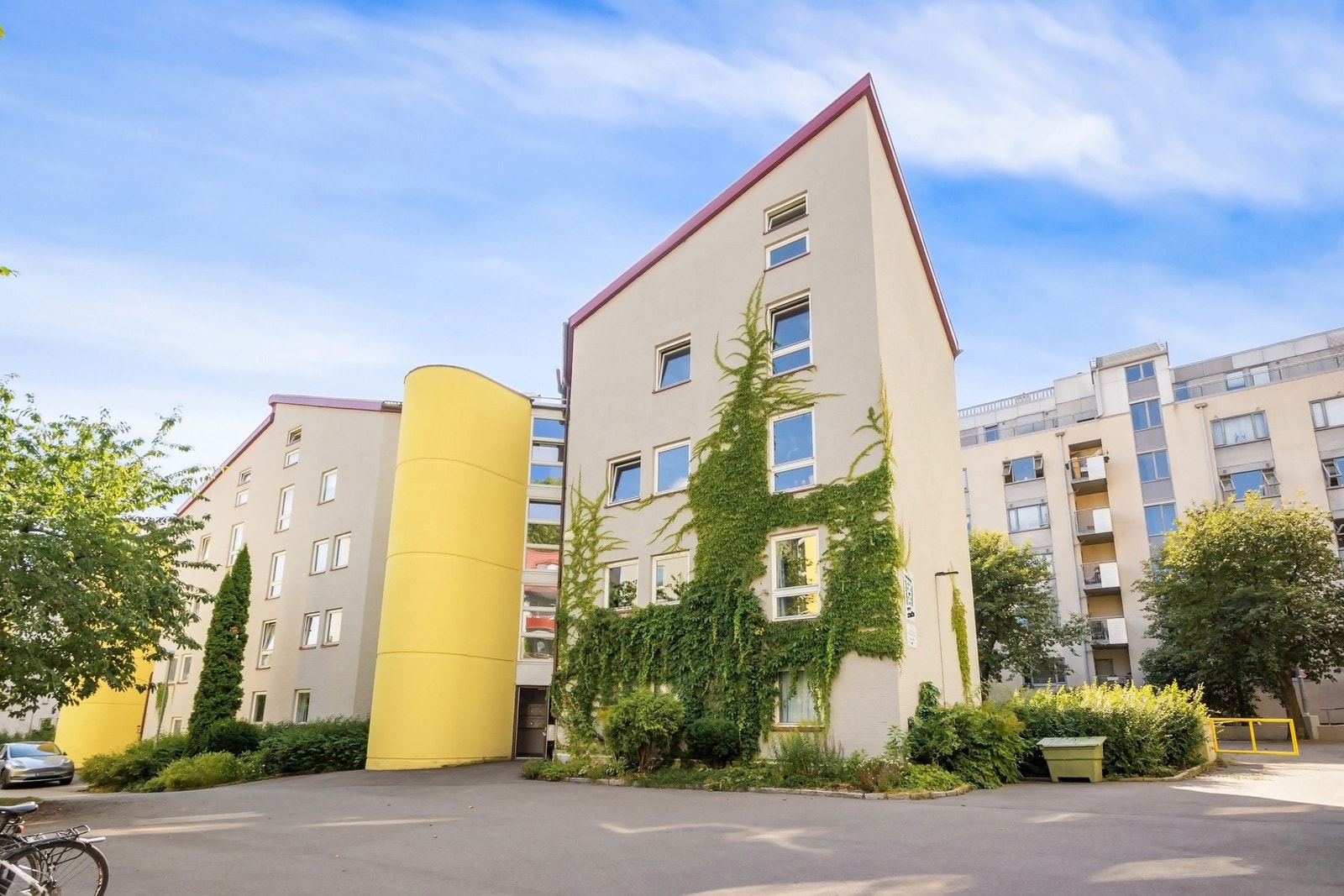 Bebyggelsen utmerker seg med mye luft mellom bygningene og flotte fellesarealer. Galleribilde