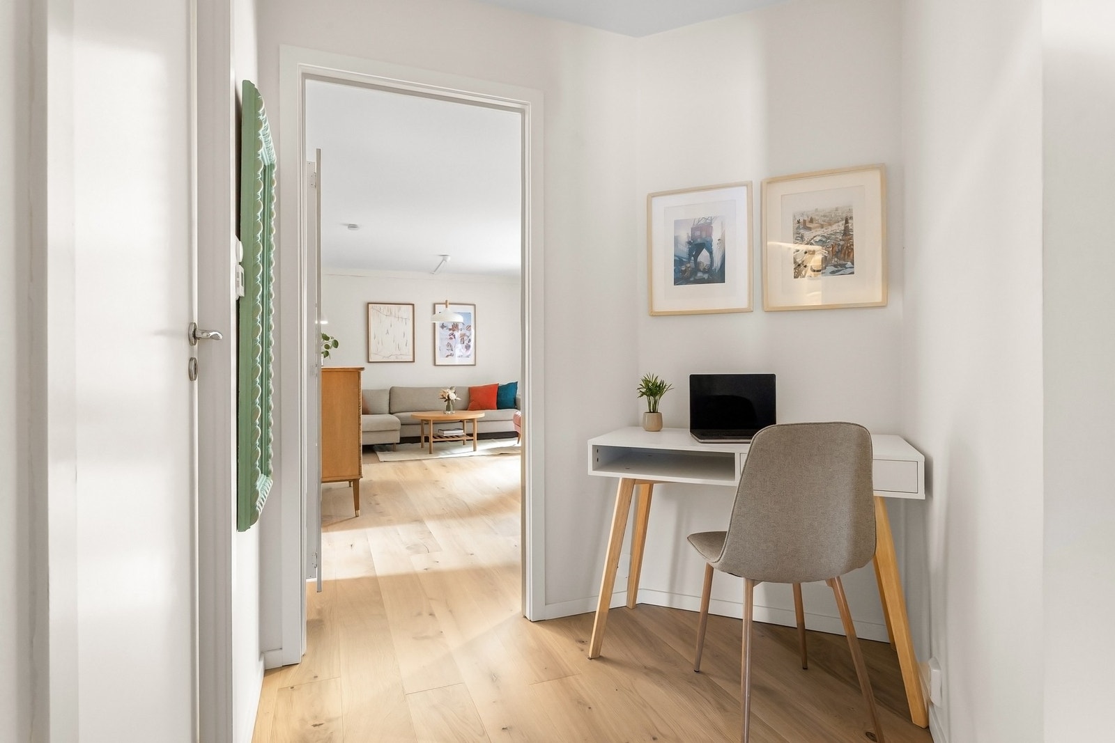I overgangen mellom entréen og stuen er det plass til en arbeidsplass. Galleribilde