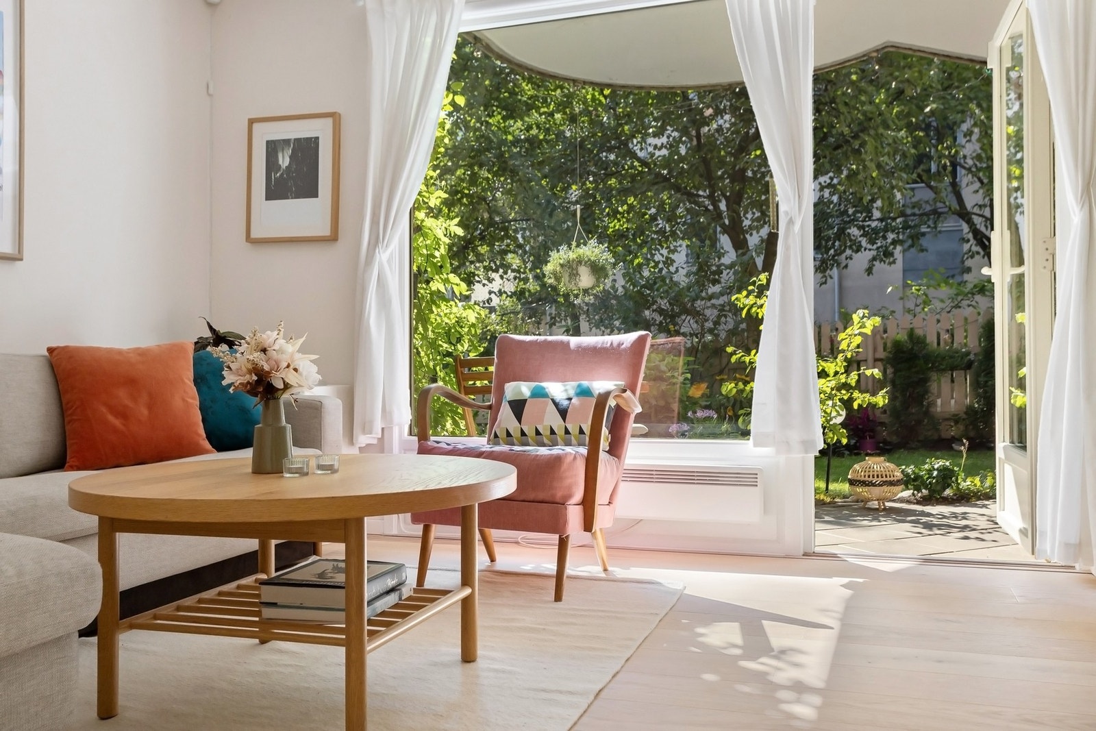 De store vindusflatene mot uteplassen skaper en nydelig overgang mot naturen utenfor boligen. Galleribilde