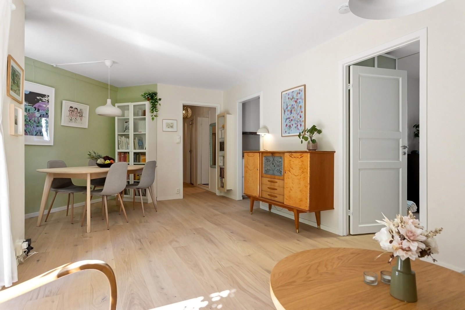 Stuen er av god størrelse, og legger til rette for flere gode løsninger. Galleribilde