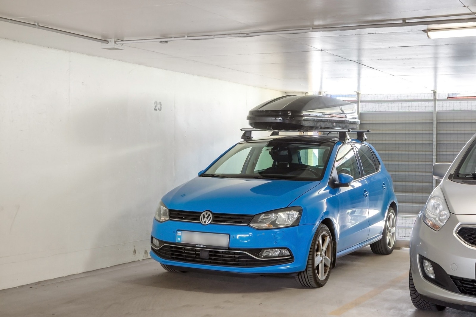 Det følger egen plass i felles garasjeanlegg. Det kan etableres lader til elbil. Galleribilde