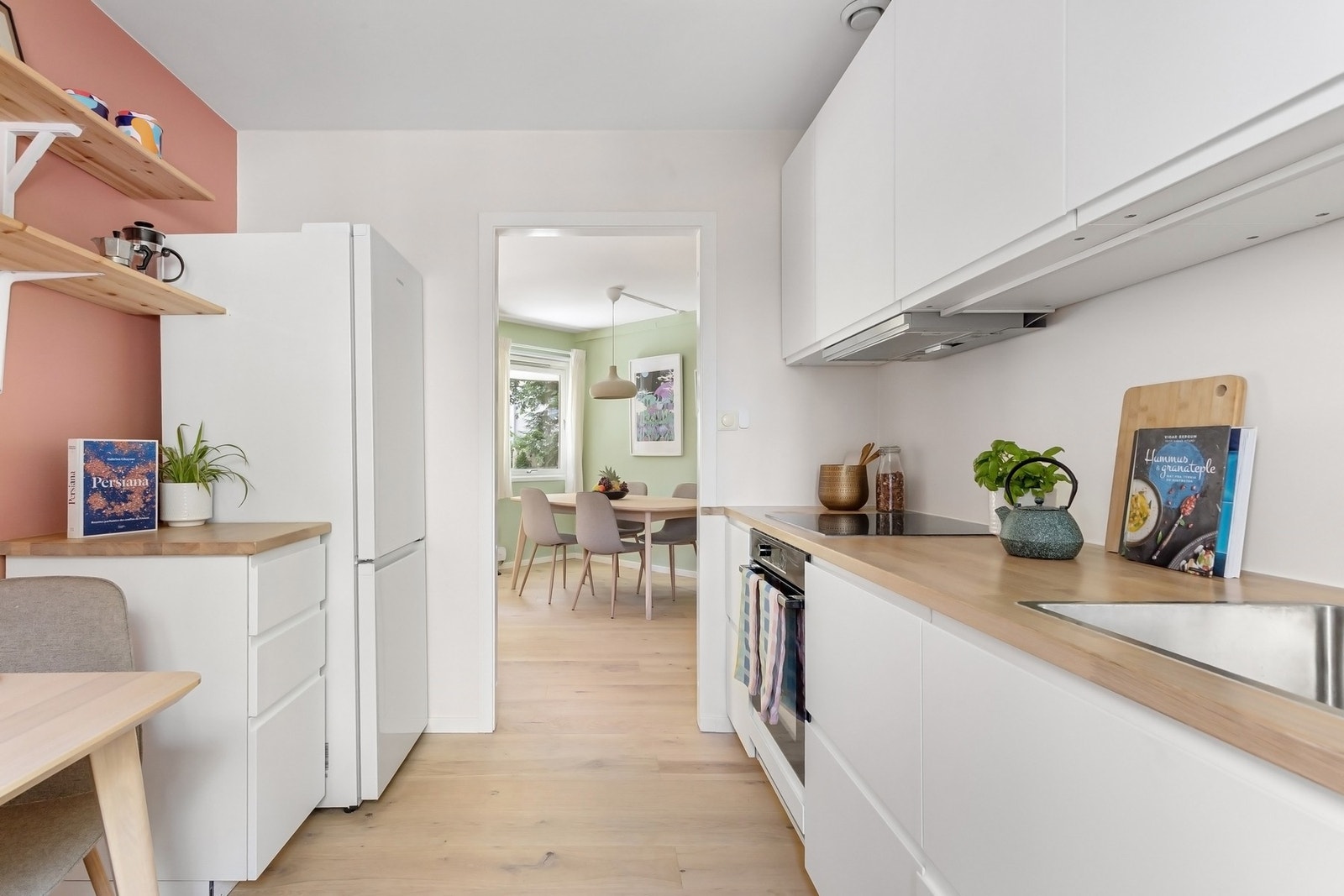 Kjøkkenet har god arbeidsplass, rikelig med oppbevaringsmuligheter og plass til spisebord. Galleribilde