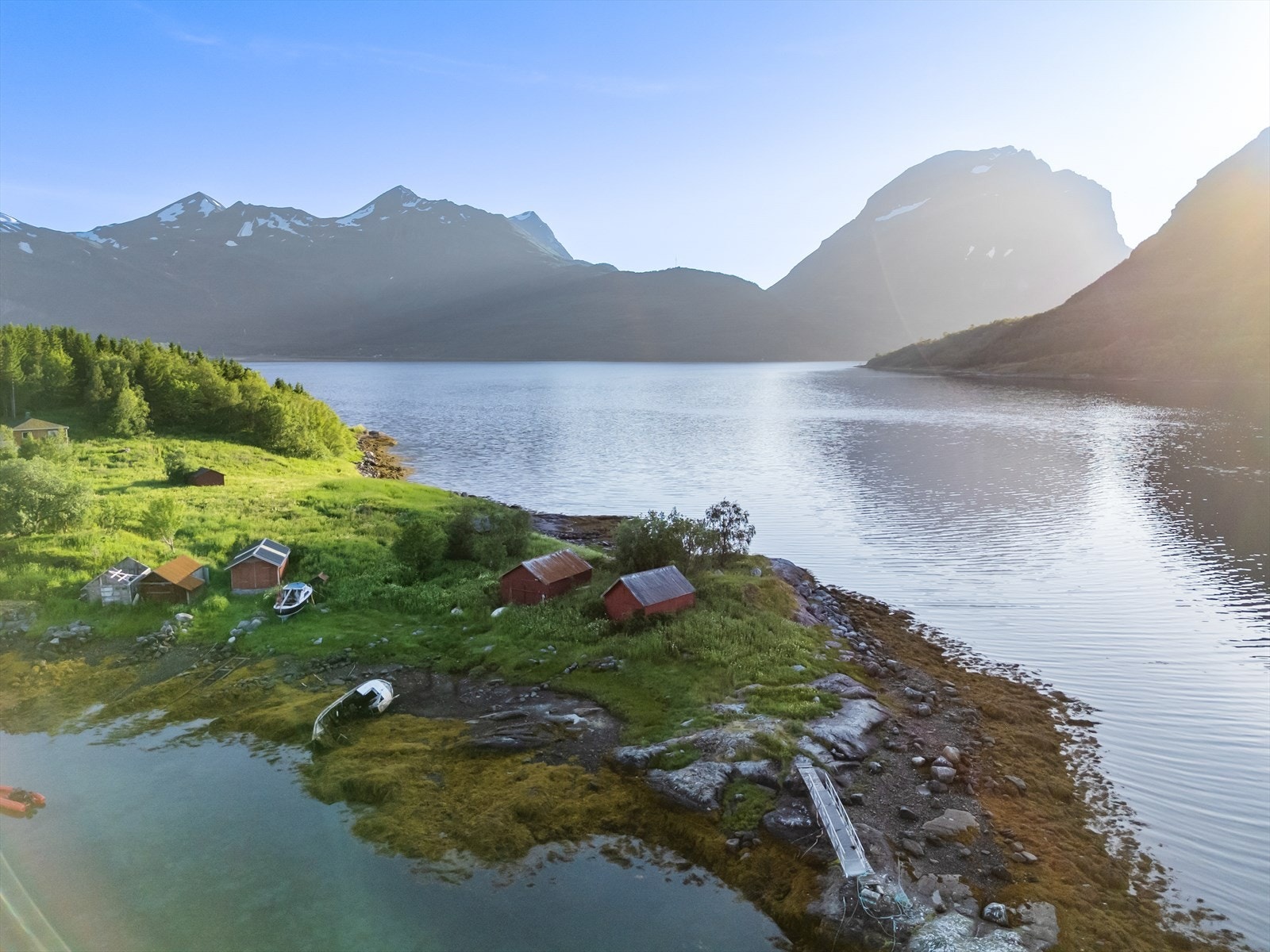Nede ved vannet er det et naust som tilhører eiendommen. Galleribilde