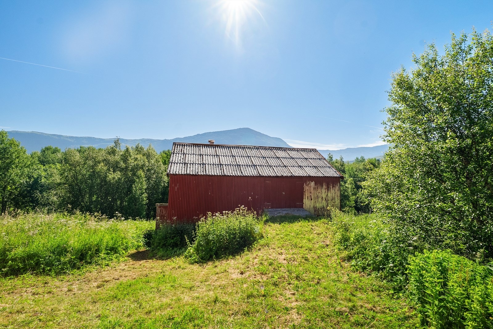 Eiendommen er på god over 124 dekar med alt fra dyrket mark til produktiv skog. Galleribilde