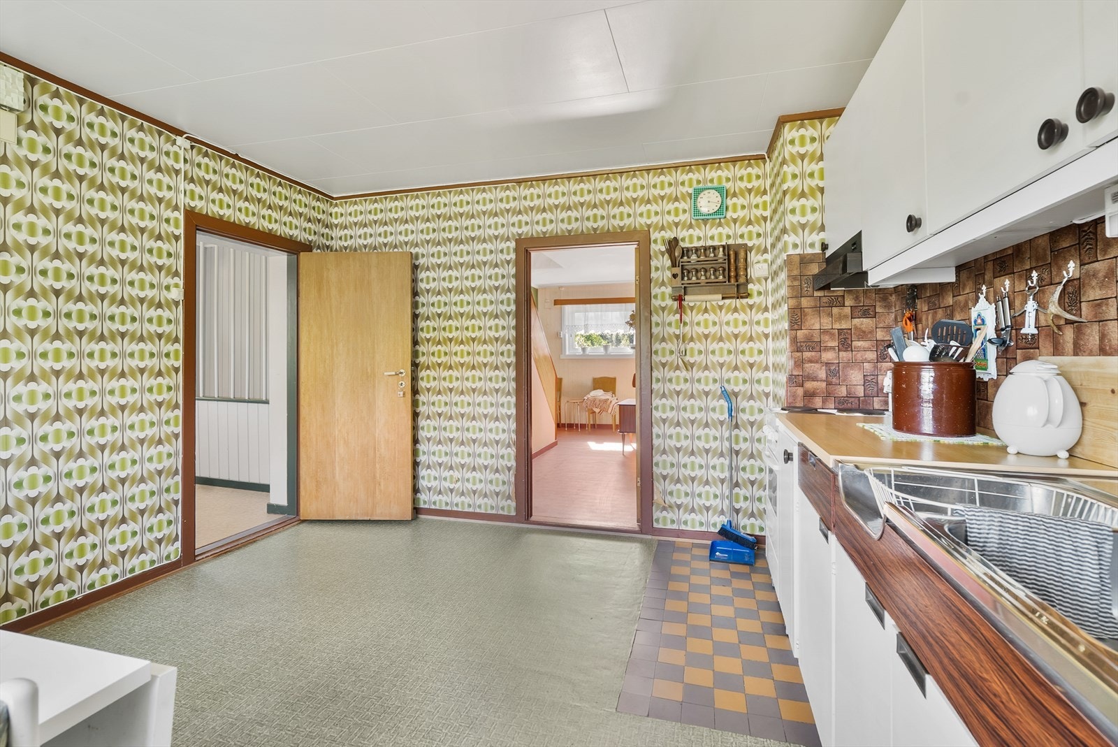 Boligen har innlagt vann (kommunalt) og en liten, privat septiktank. Galleribilde