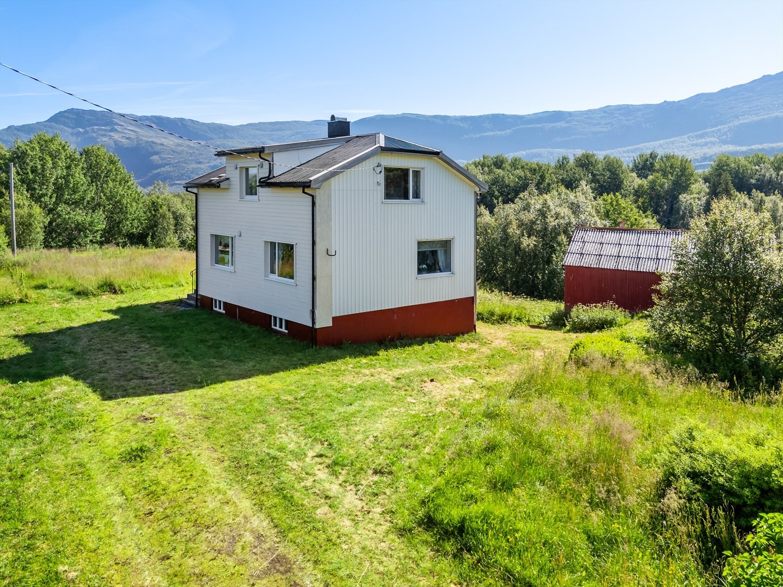 Dette er opprinnelig et småbruk med bolig fra 1949, i tillegg til låve og uthus. Galleribilde