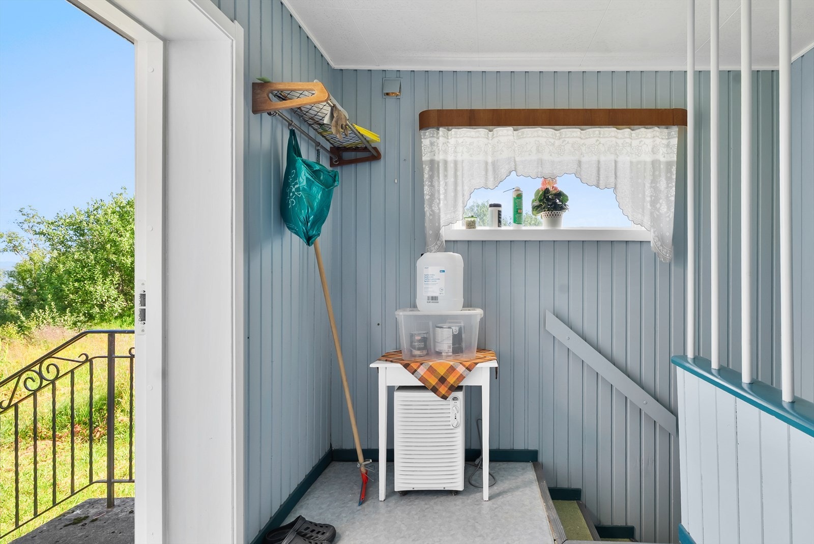 Boligen har en nyere ytterdør til hovedinngangen i første etasje. Det er også egen inngang til kjelleren. Galleribilde