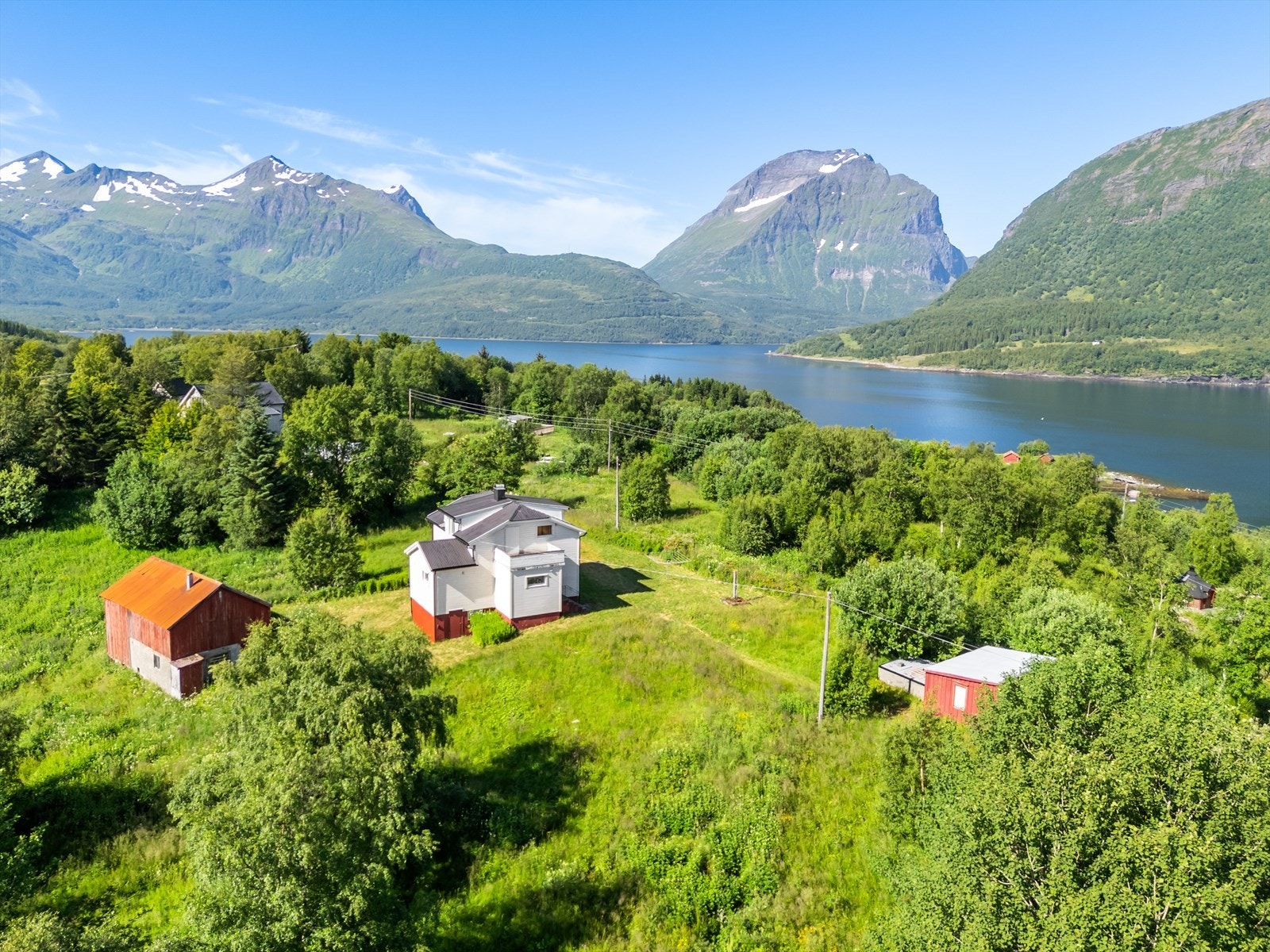 Eiendommen ligger i nydelige omgivelser på Sørfinnset, litt utenfor Inndyr i Gildeskål kommune. Galleribilde
