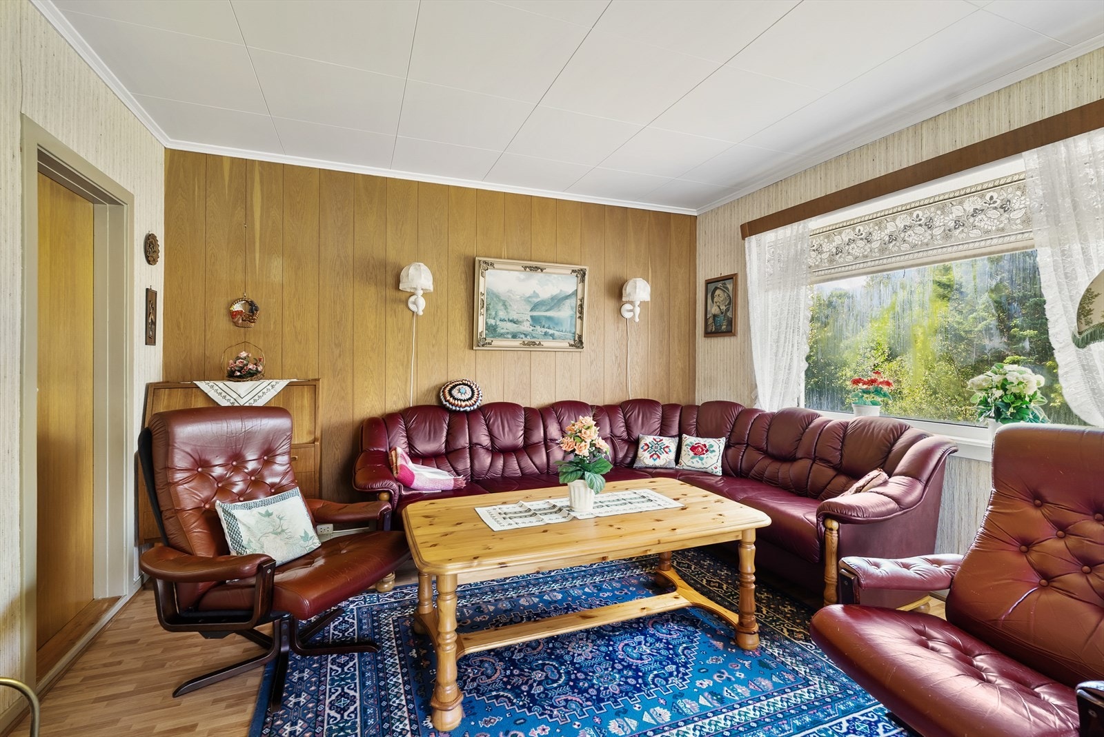 Stuen er innbydende med store vinduer og god utforming. Galleribilde