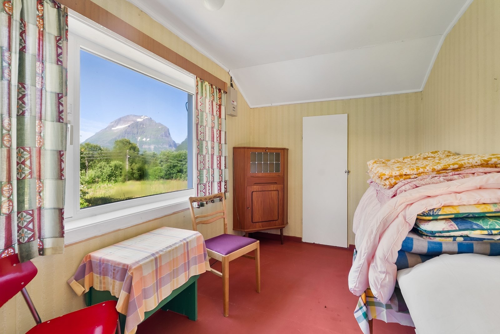 Boligen varmes opp med elektrisitet, og elanlegget er noe oppgradert. Galleribilde