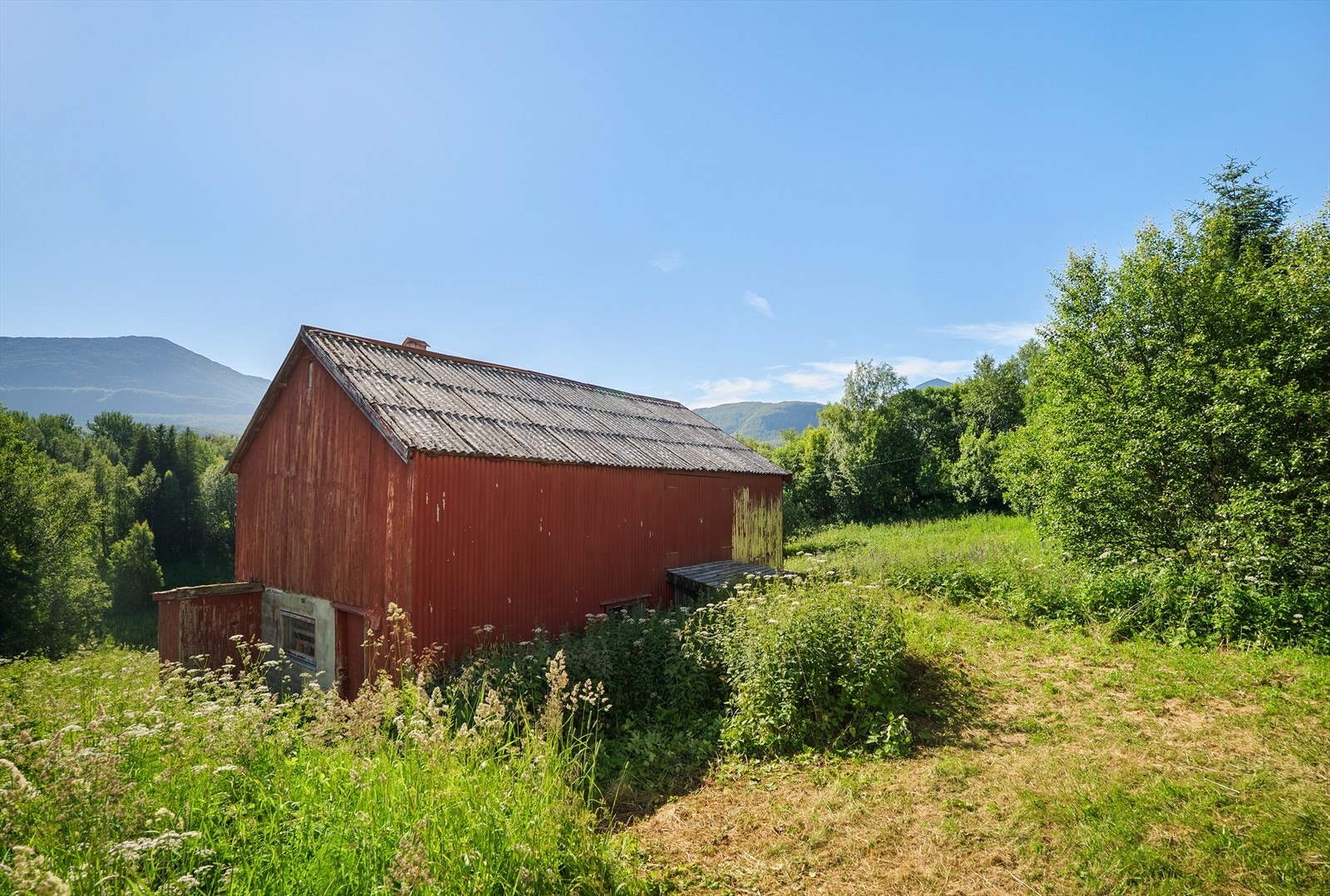 Tunet består av bolighus, låve og uthus, så her er det flere muligheter for innredning og bruk. Galleribilde