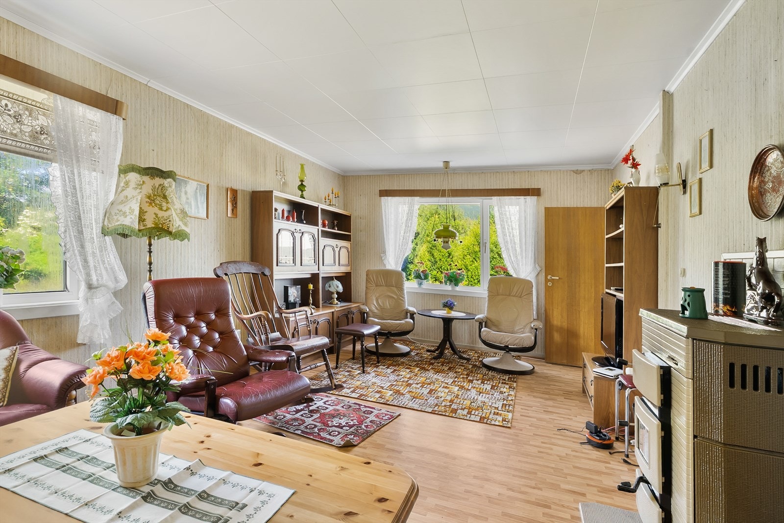 Stuen har store vinduer med fredfull utsikt, og det kan være mulig å lage utgang til en eventuell uteplass. Galleribilde