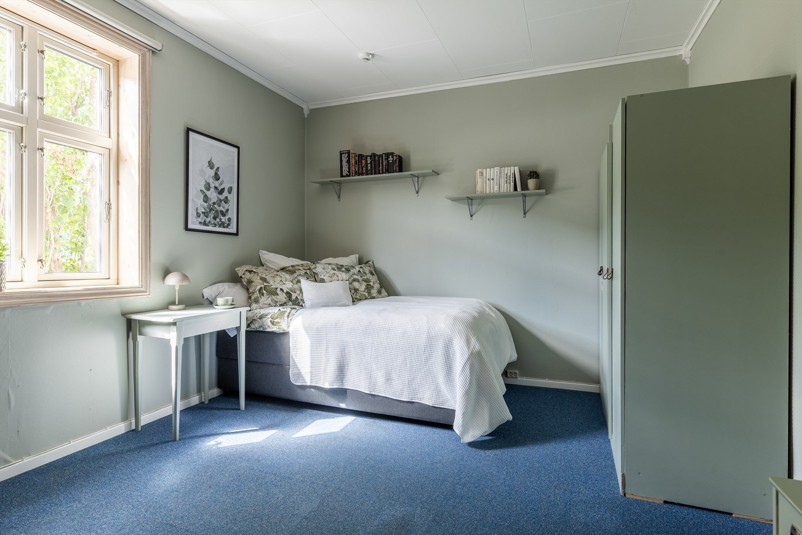 Begge rommene har god plass for både seng og garderobeløsning Galleribilde