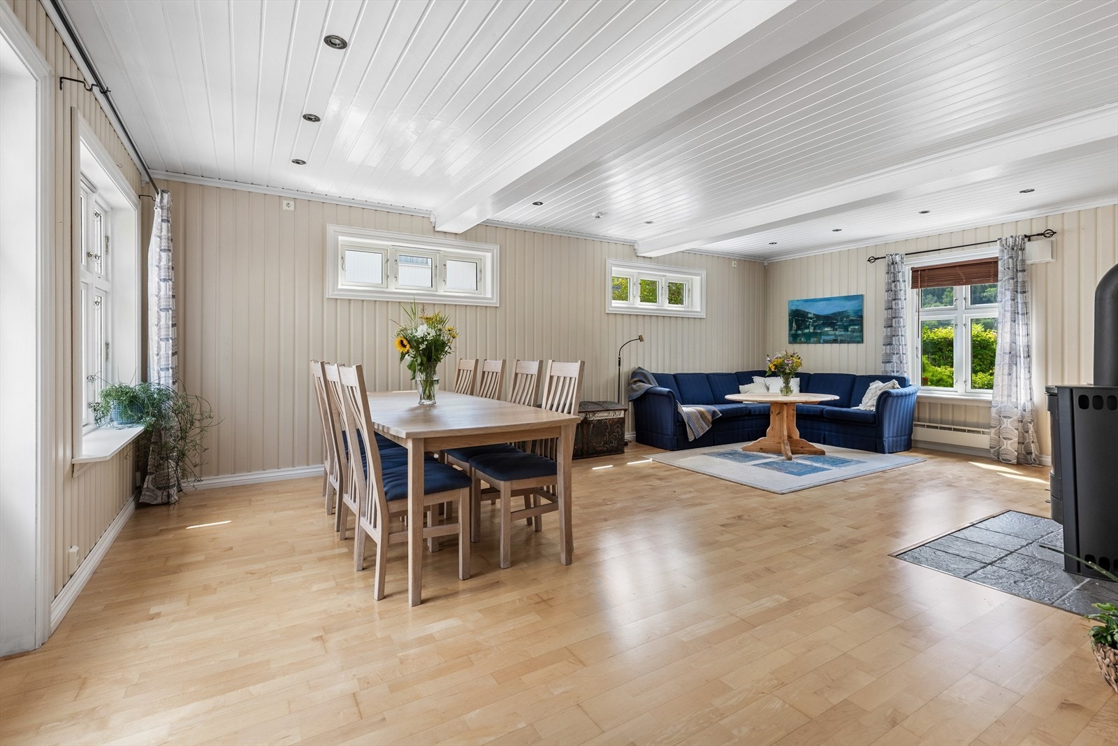 Fra kjøkkenet kommer du videre inn i stue og spisestue Galleribilde