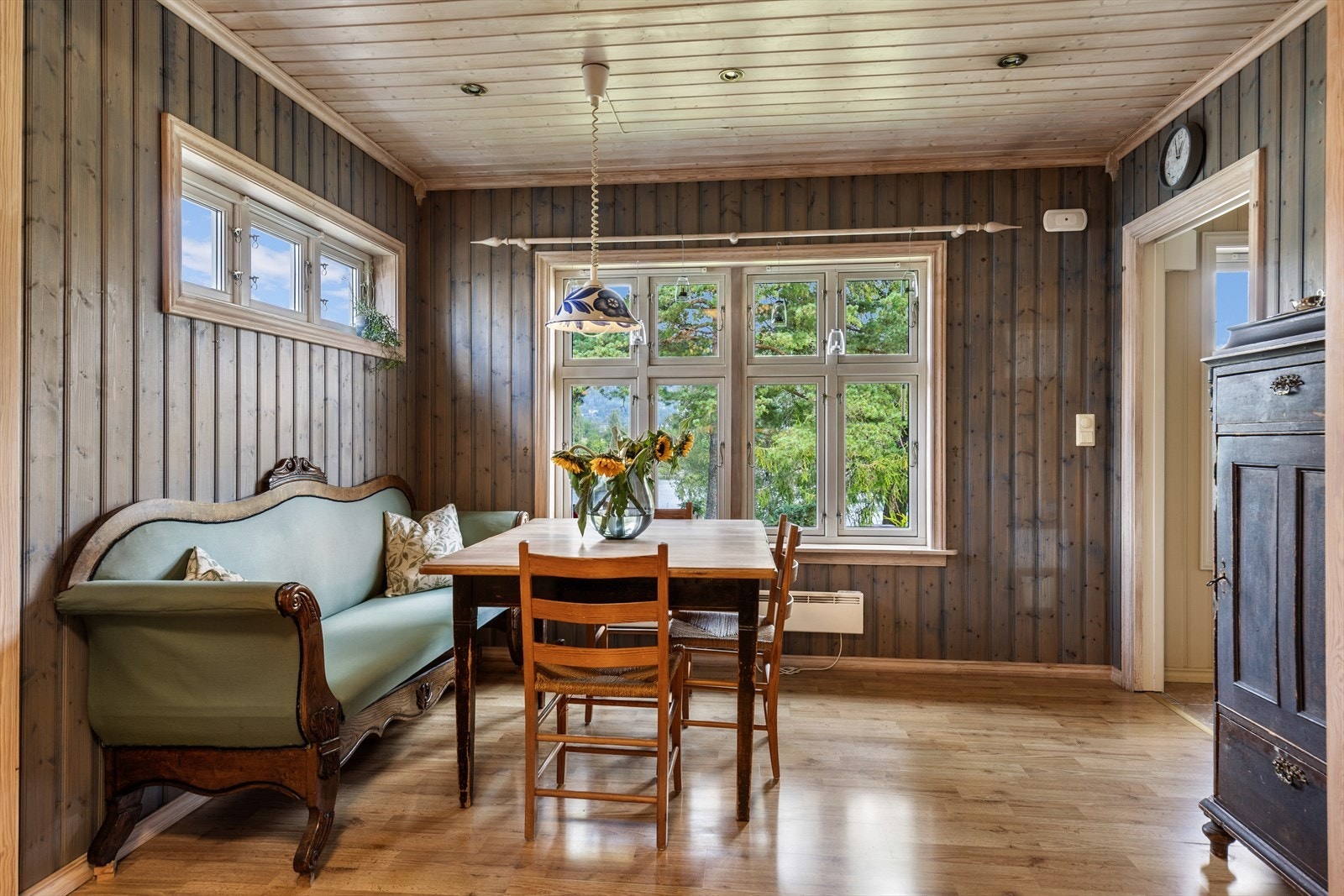 Nydelig utsikt fra de store vinduene mot elva Galleribilde